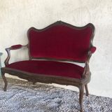 Canapé style Louis XV garni de velours rouge