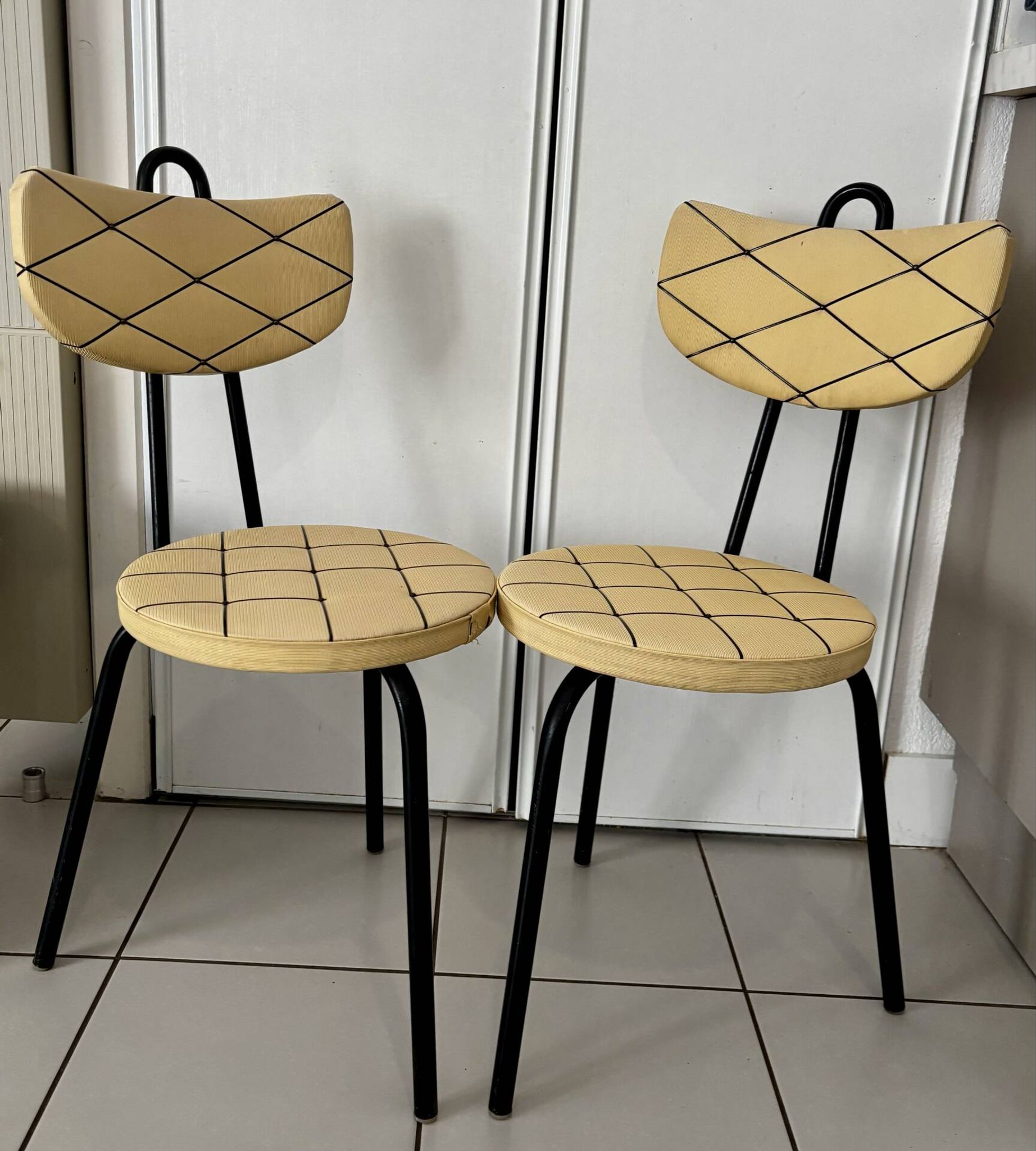 Paire de chaises vintage rétro jaune moutarde et métal noir