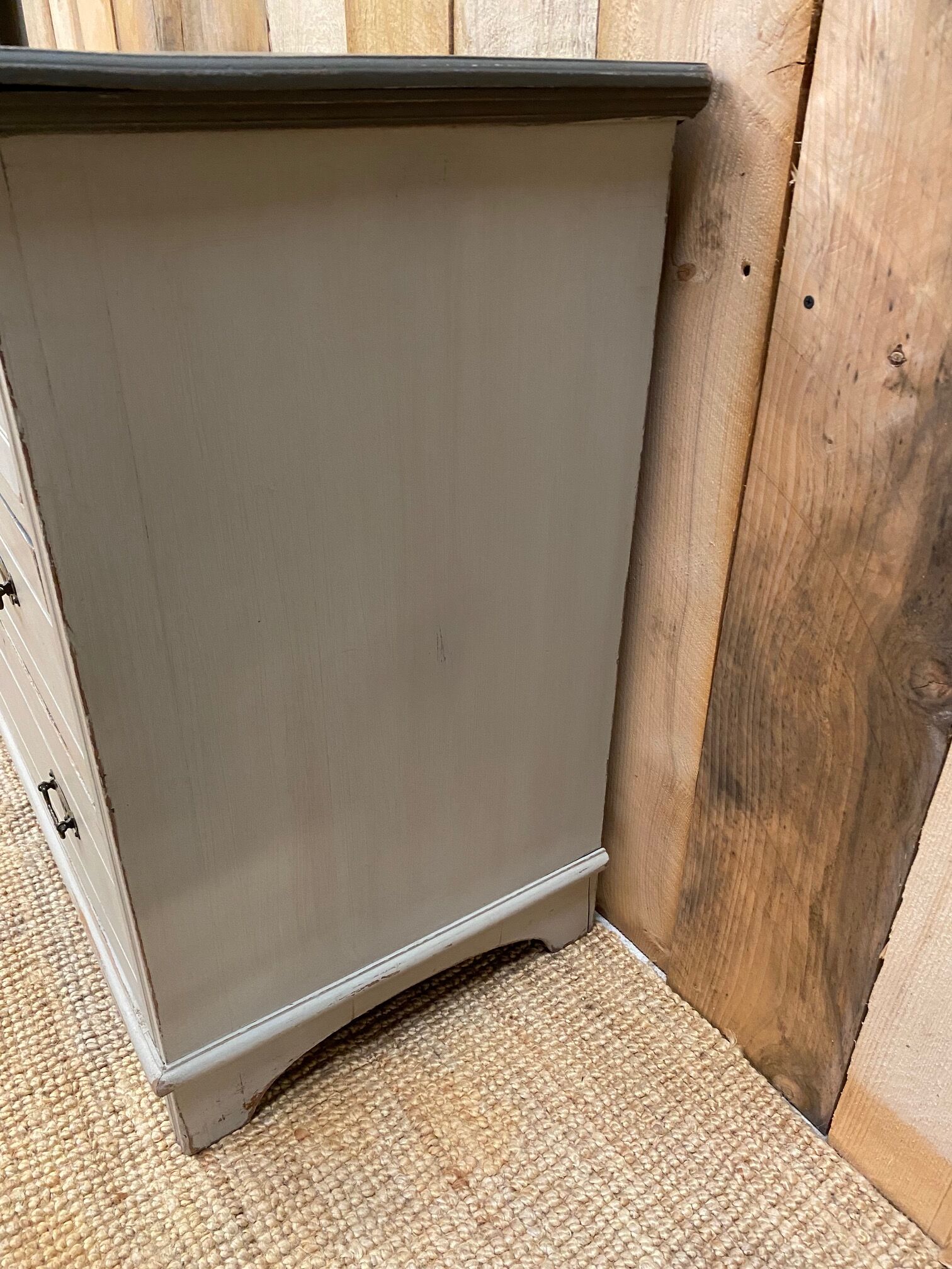 Patinated English chest of drawers from the 30s and 40s