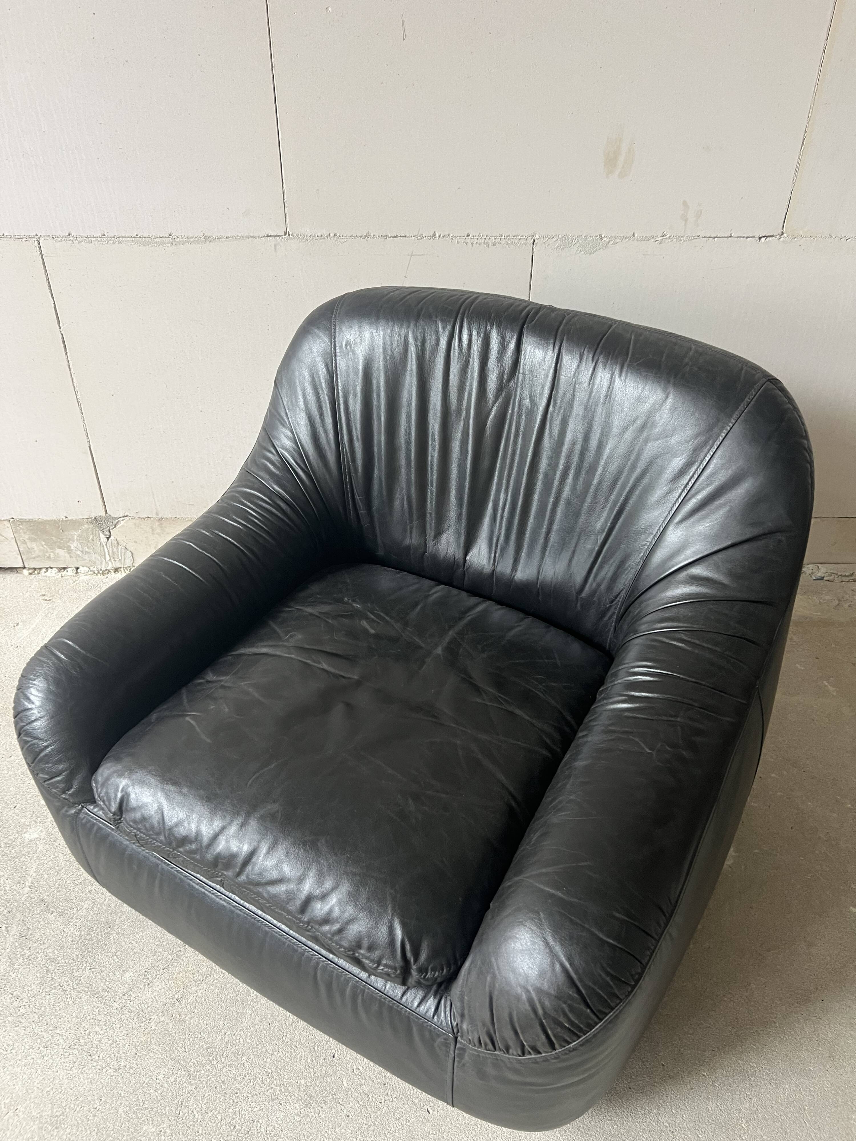 Italian black leather lounge chair