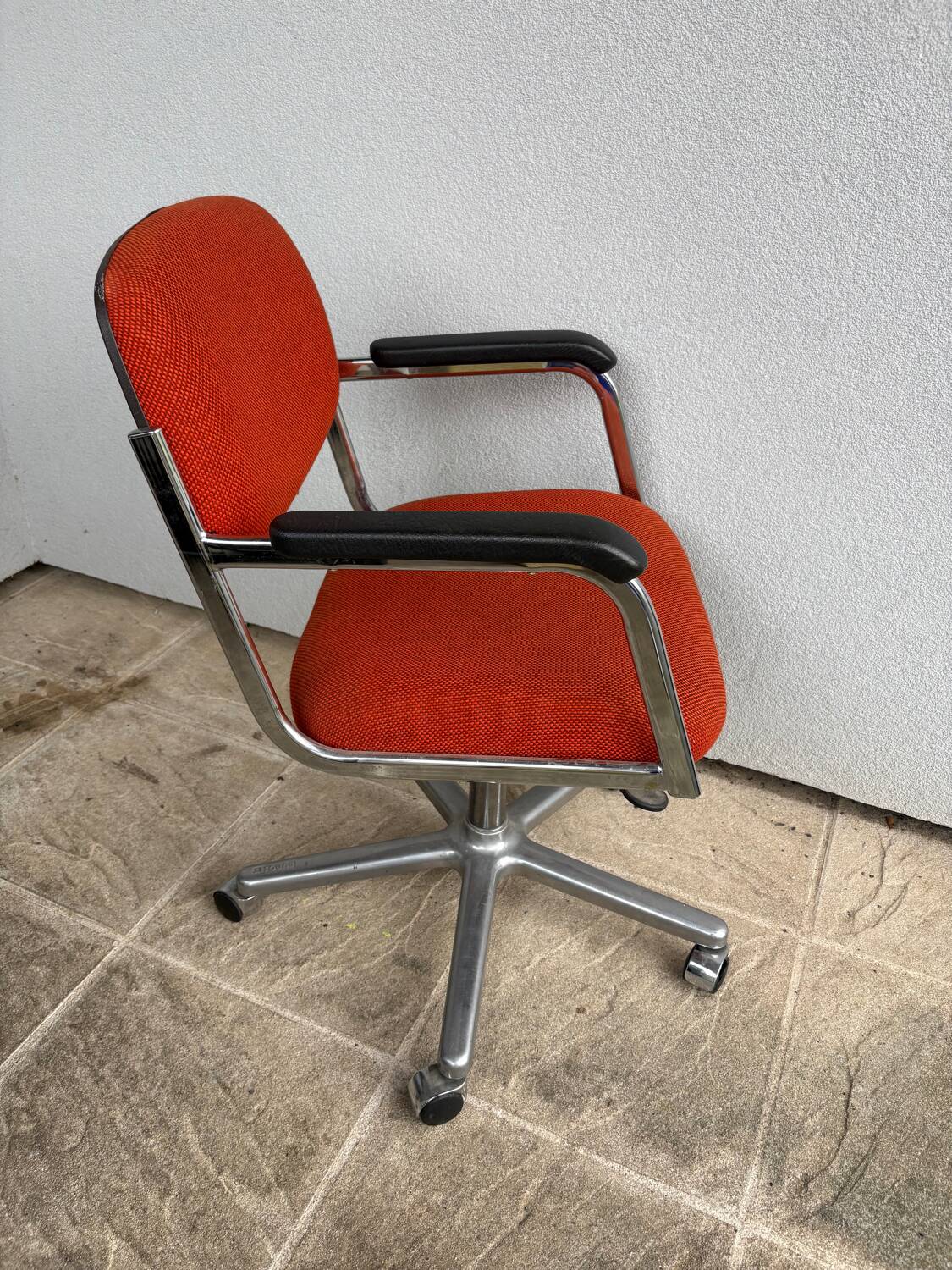 Fauteuil orange à roulettes Eurosit vintage 70’