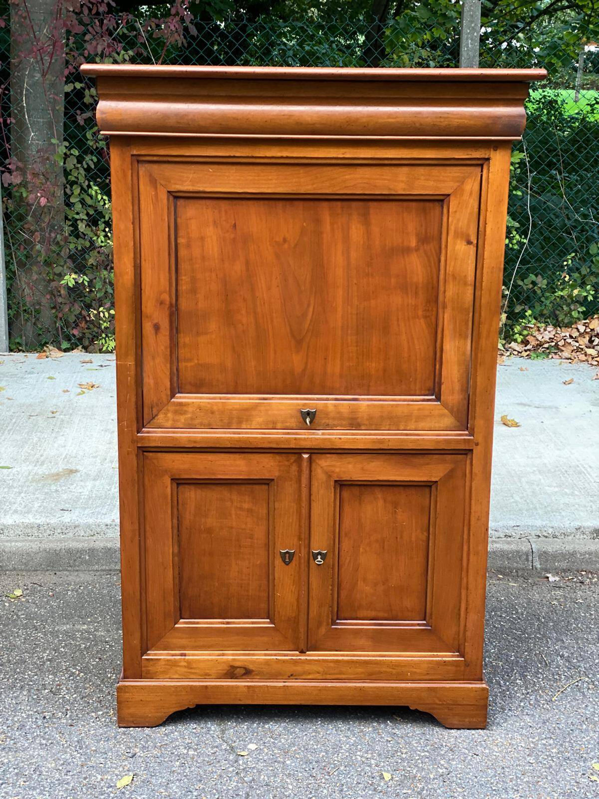 Armoire Louis Philippe du 19ème en bois massif