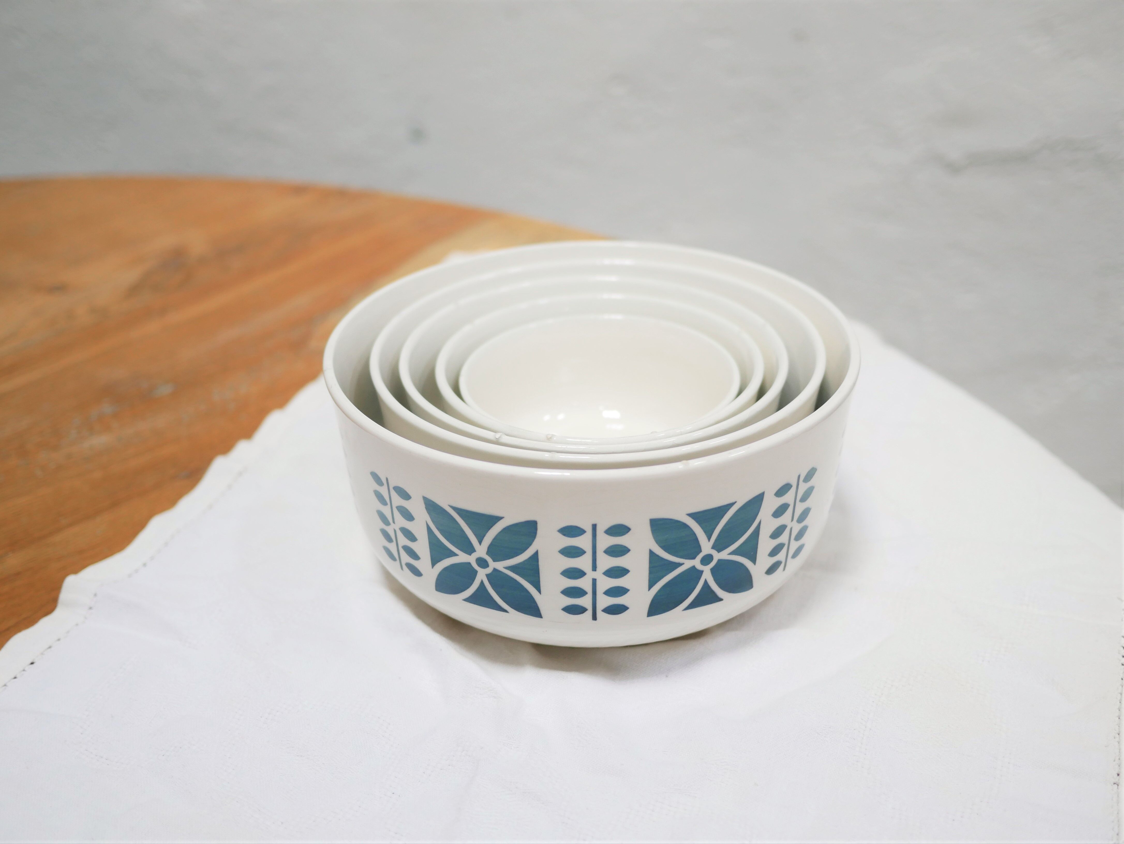 Set of 5 vintage ceramic bowls and bowls