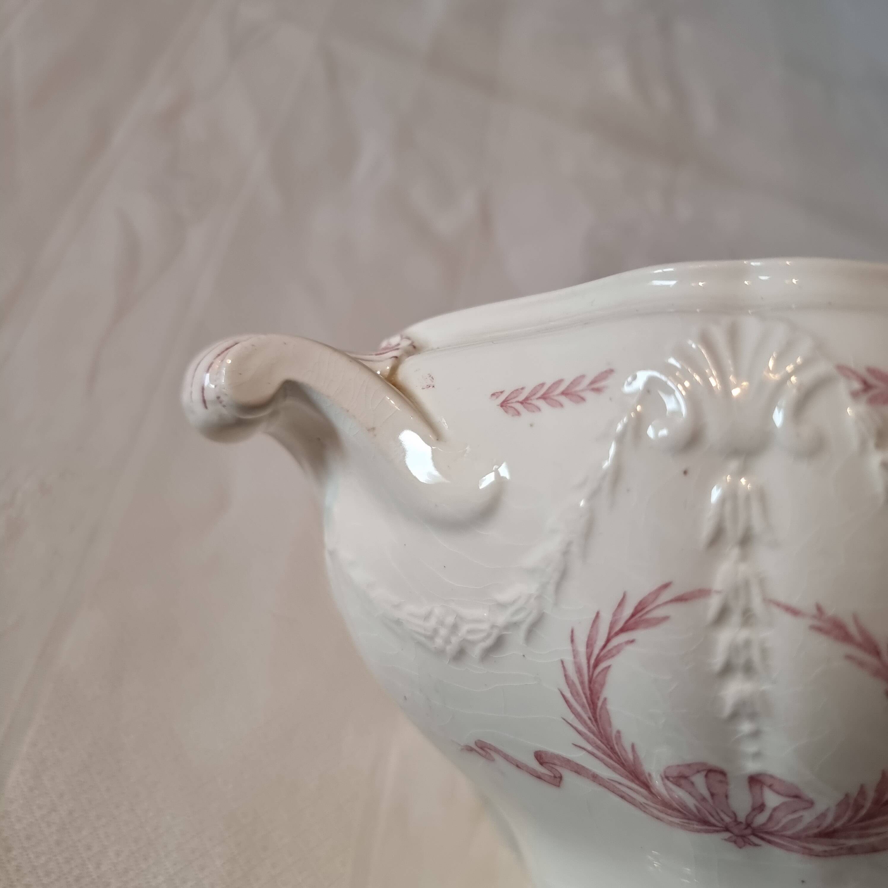 Superb and large English porcelain soup tureen by Minton (19th century)