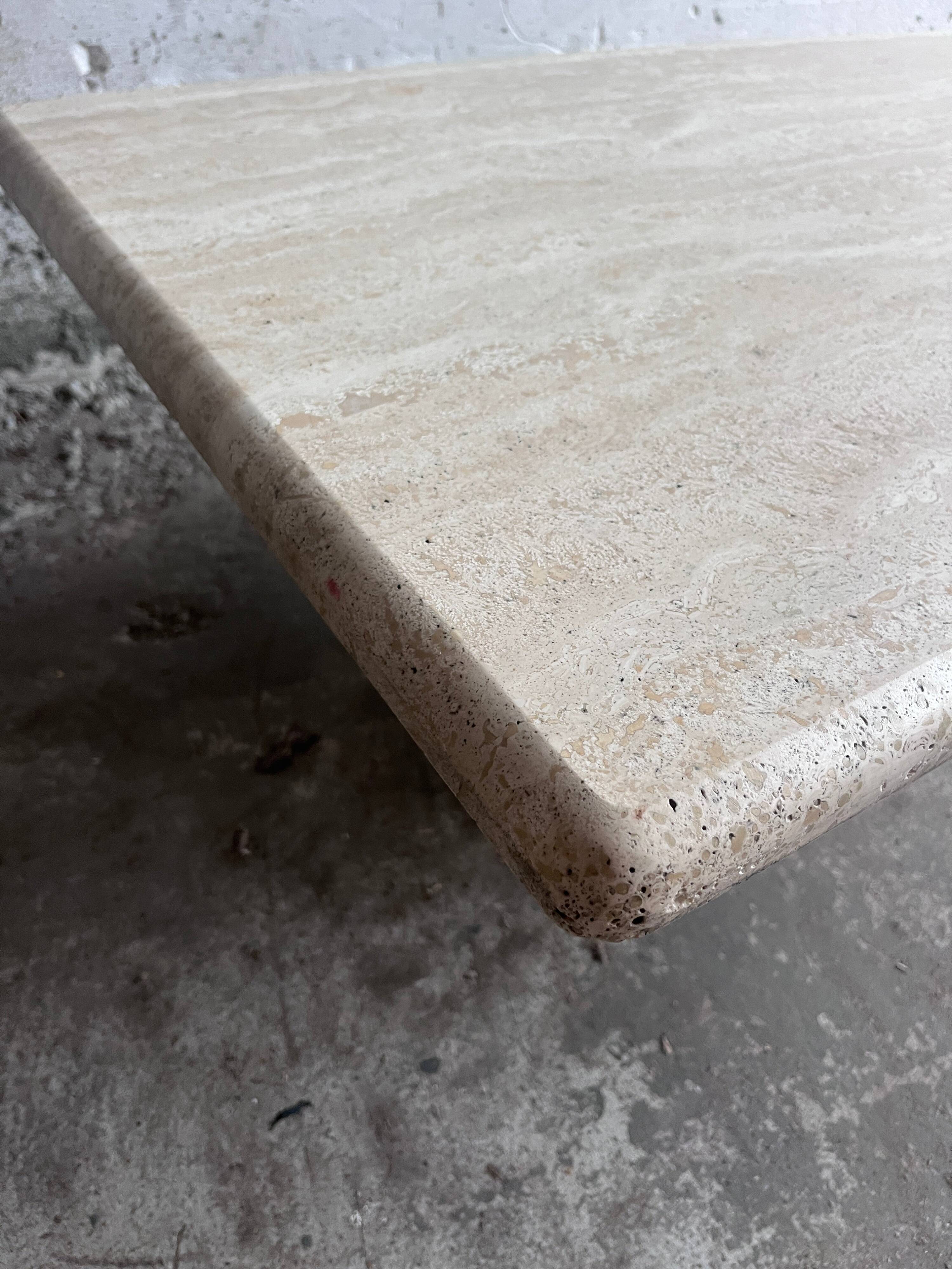 Table basse italienne en travertin – années 1970