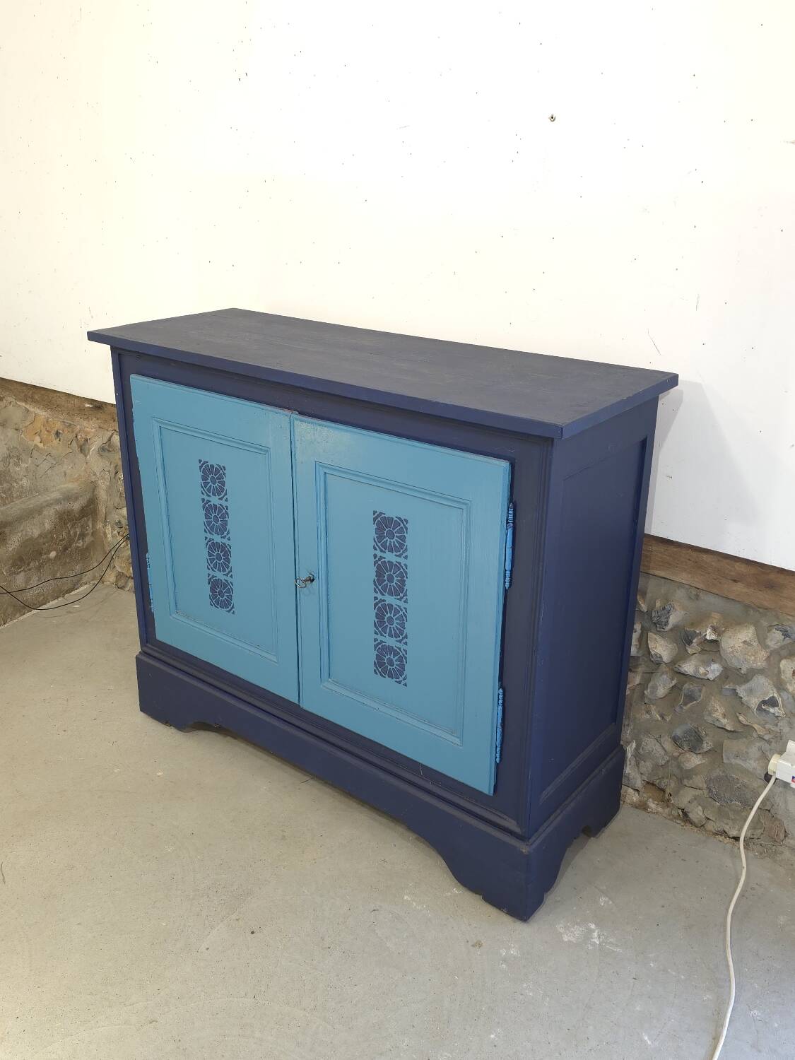 2-door wooden sideboard, 1930