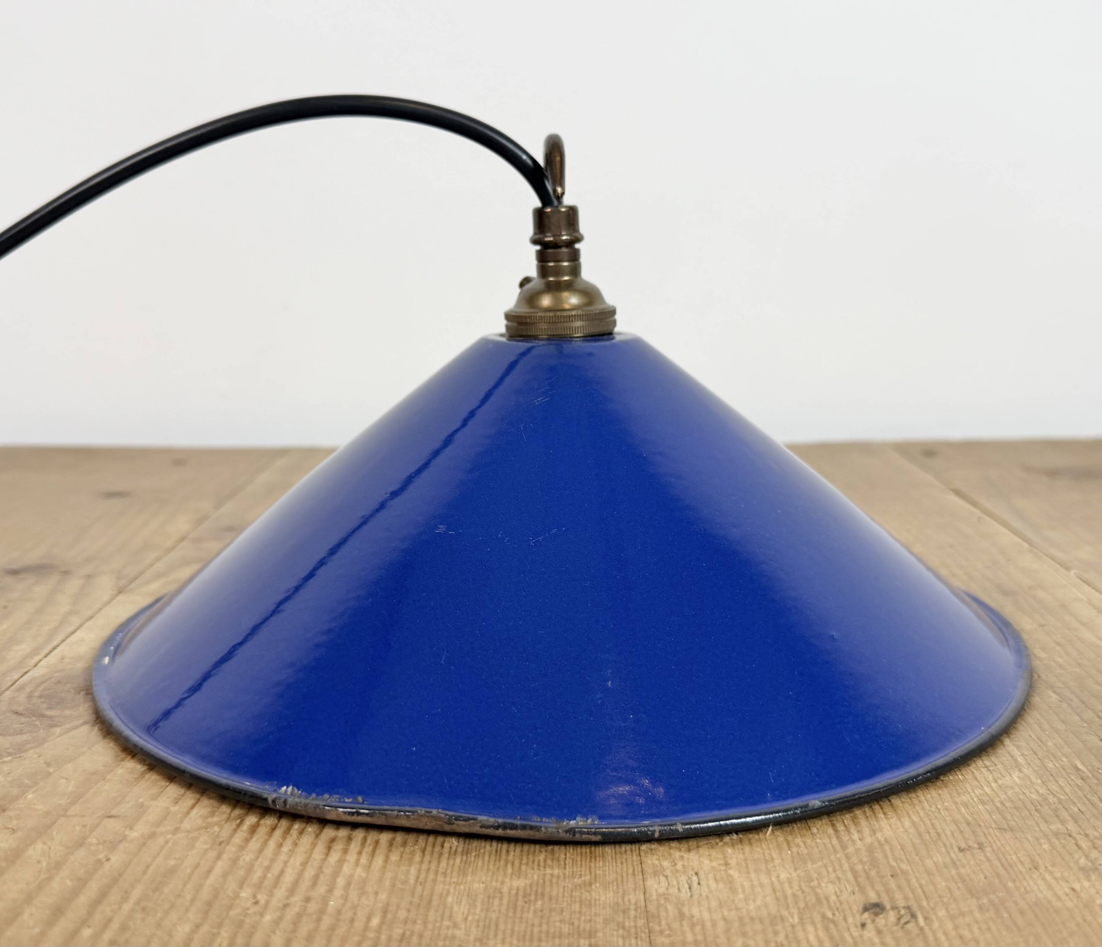 Suspension industrielle en émail bleu cobalt, années 1950
