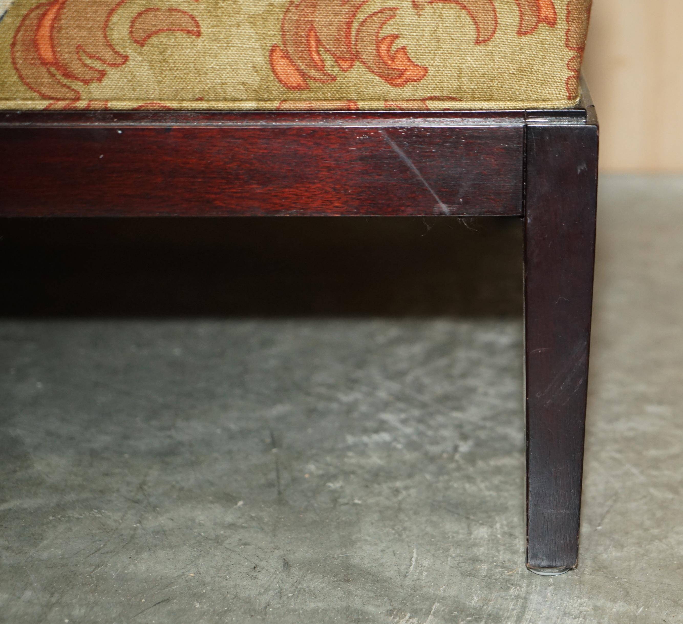 Three-seater canapé George Smith Norris restored in Mulberry linen.