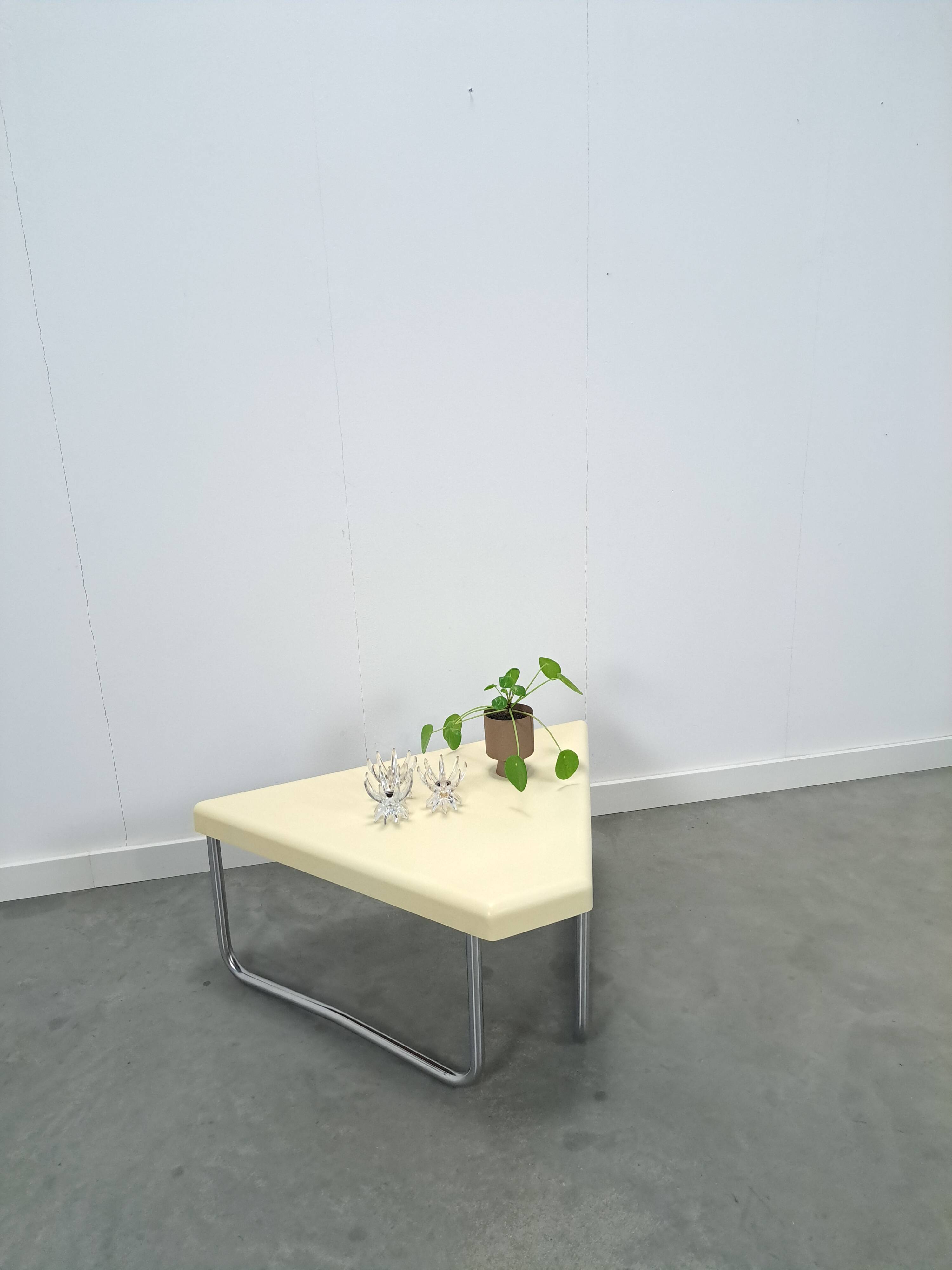 Table en plastique triangulaire de l'ère spatiale avec des pieds en tube chromé.