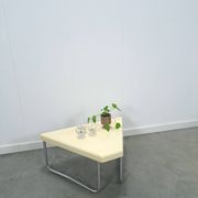 Space age driehoek kunststof tafel met chromen buisframe poten