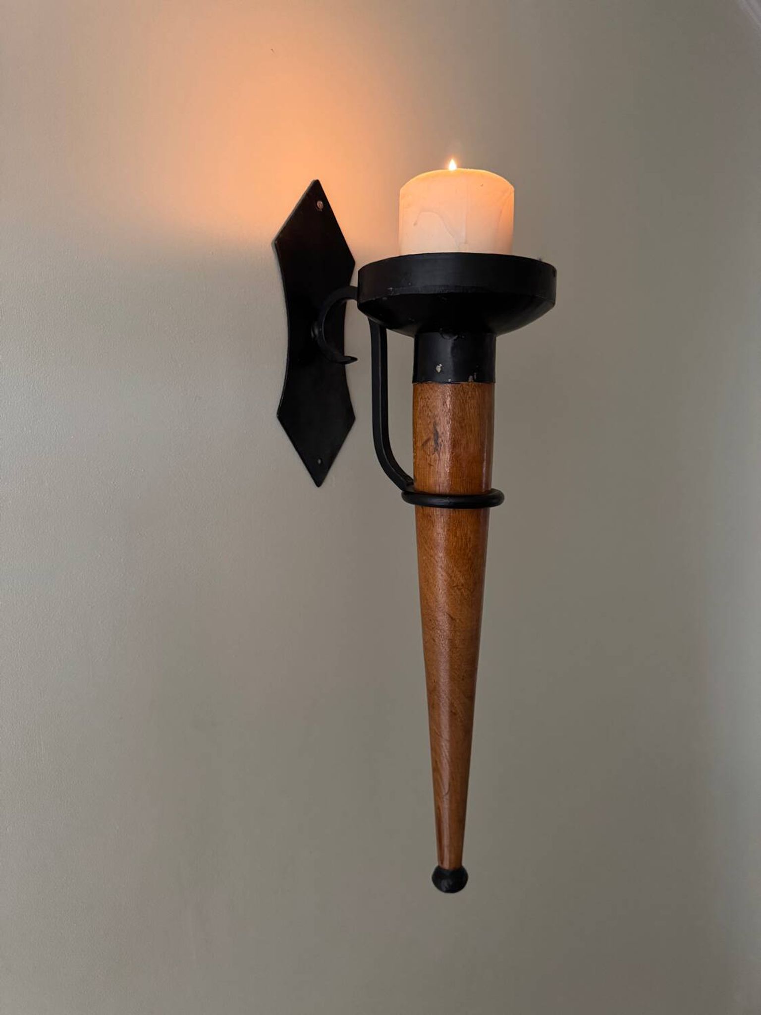 Large set of vintage modernist candle holders in iron and wood, in 2 pieces.