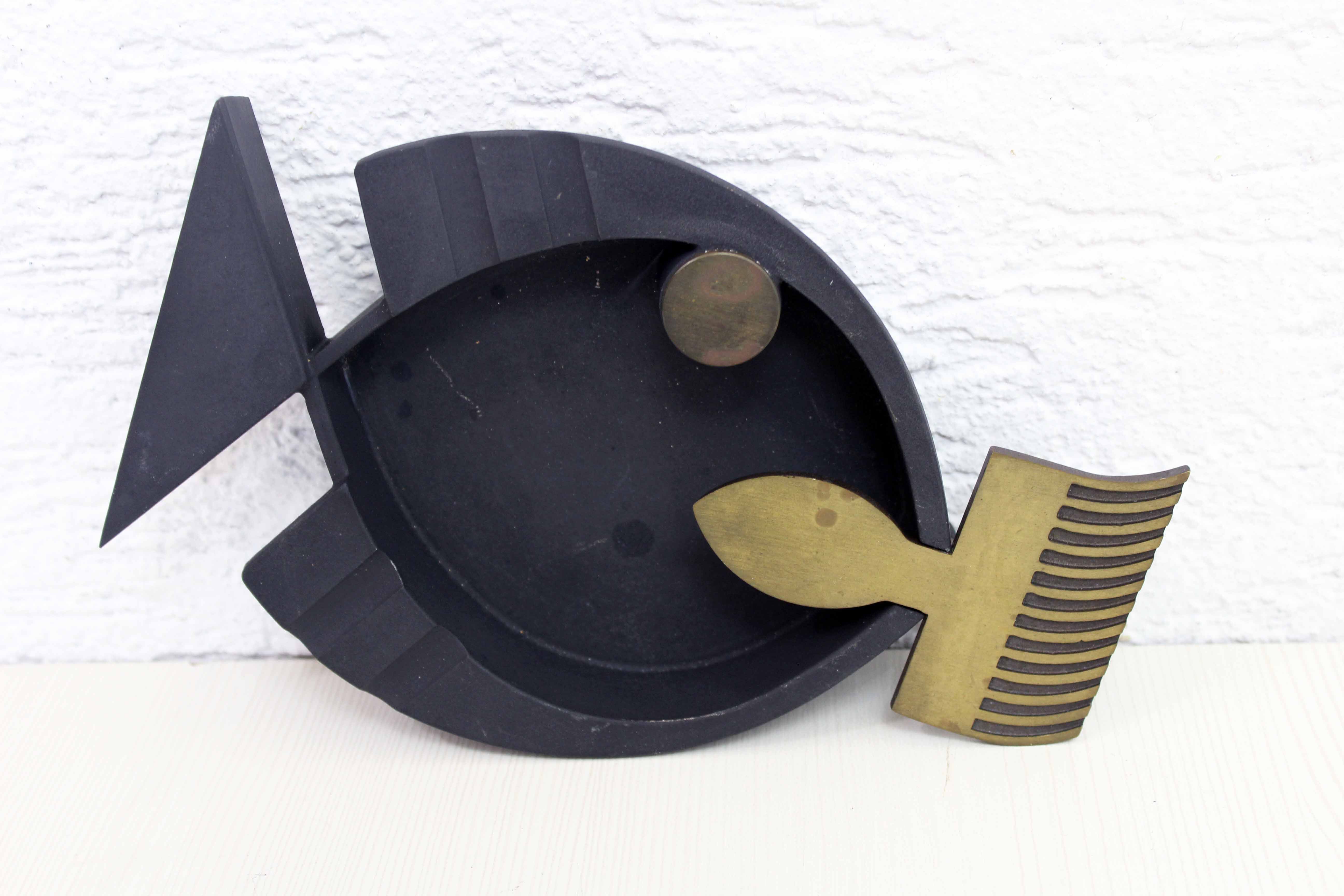 Metal "fish" ashtray