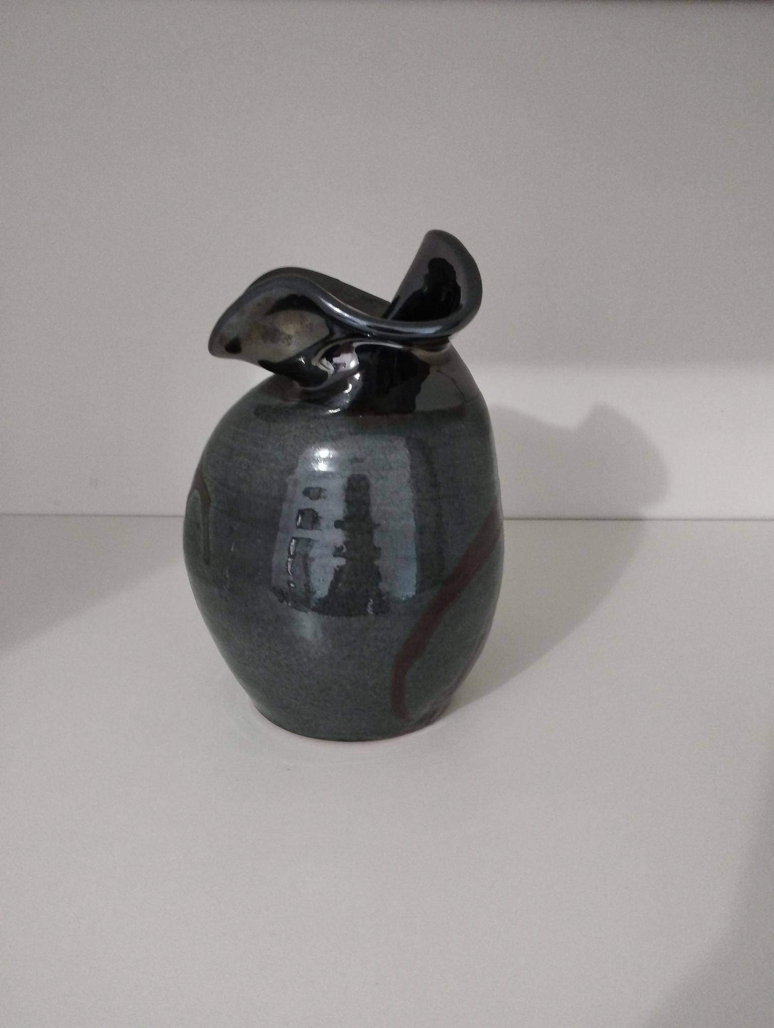 Vase émaillé signé par Thomas Buxo de forme libre asymétrique