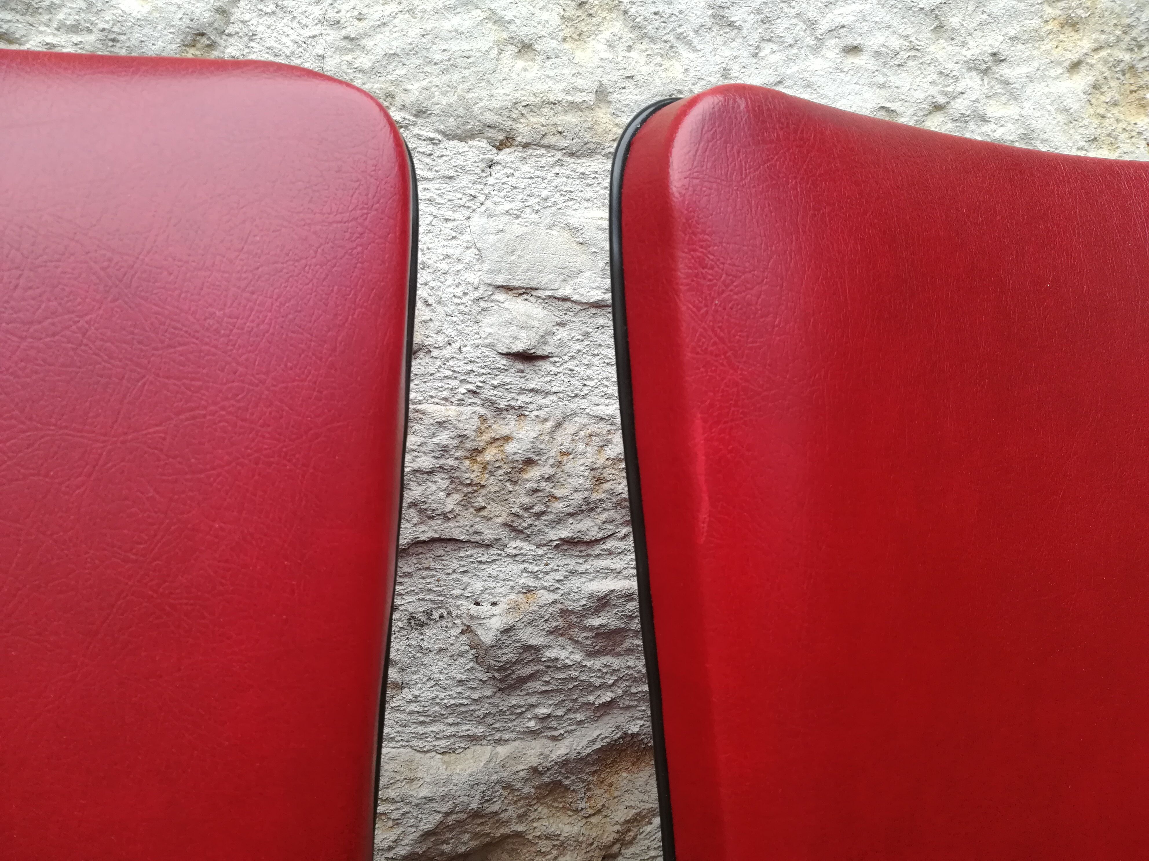 Chairs in red skaï