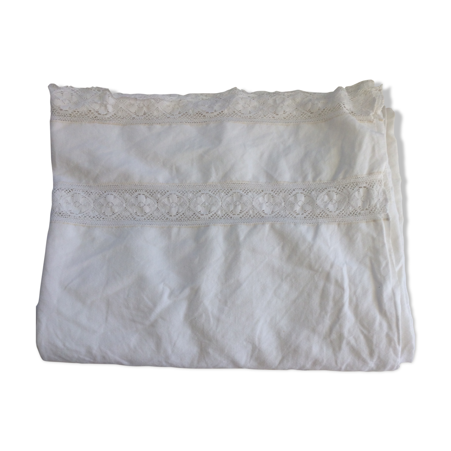 Linen sheet bordered by a wide lace and between two of lace