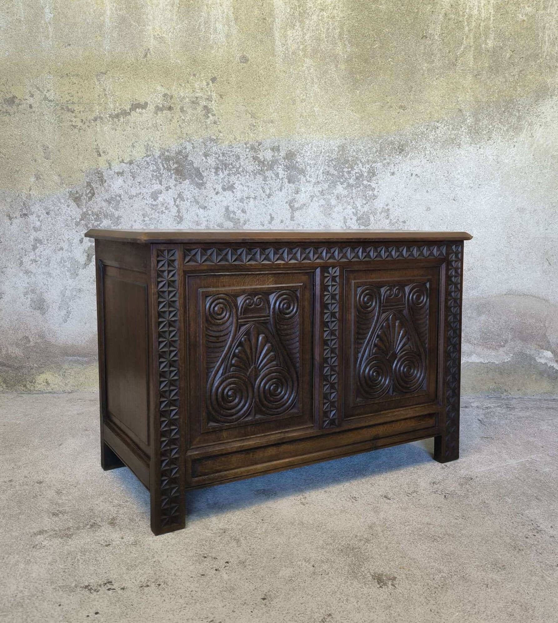 Coffre en bois massif sculpté.