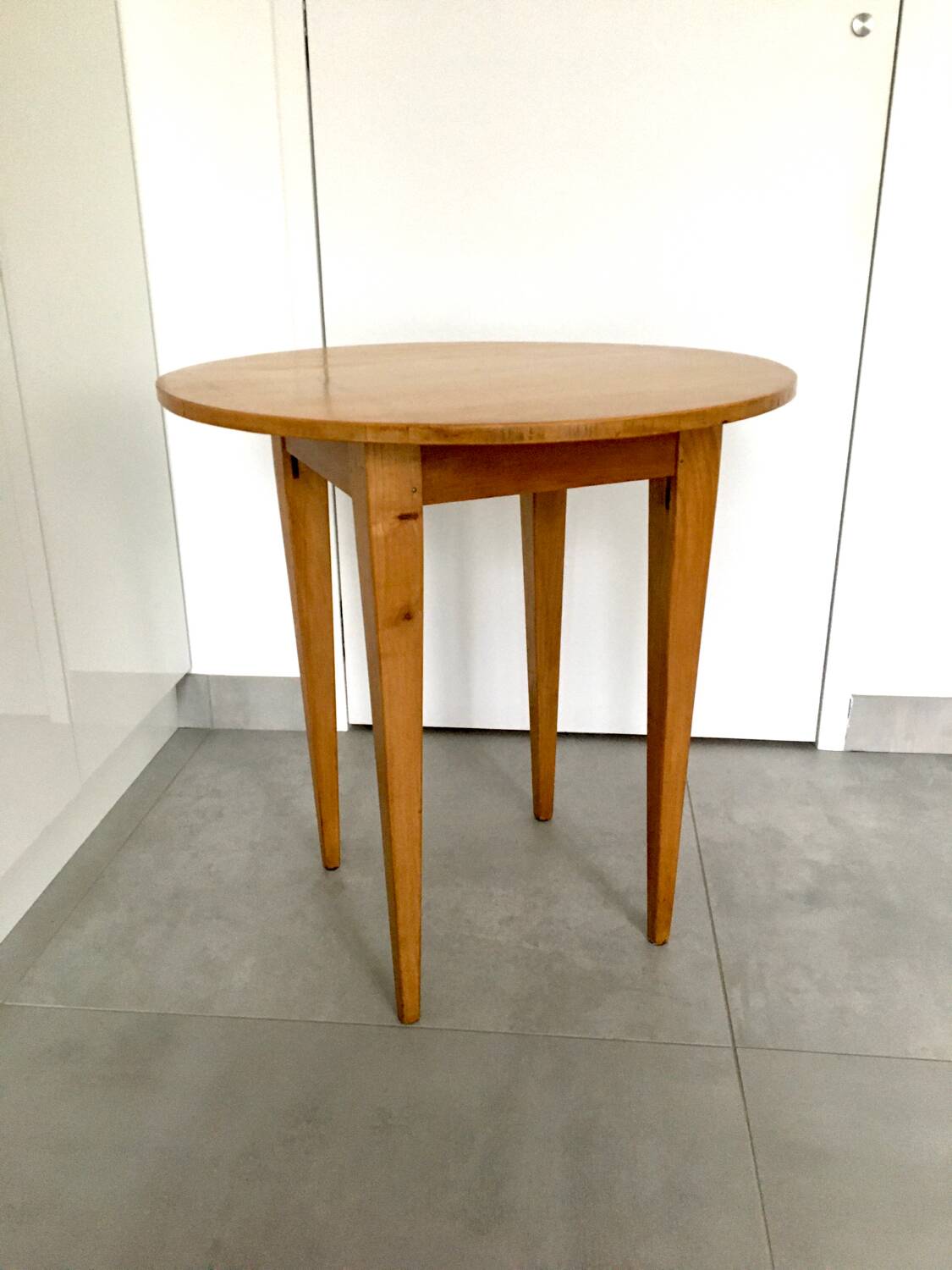 Wooden pedestal table from the 80s spindle legs