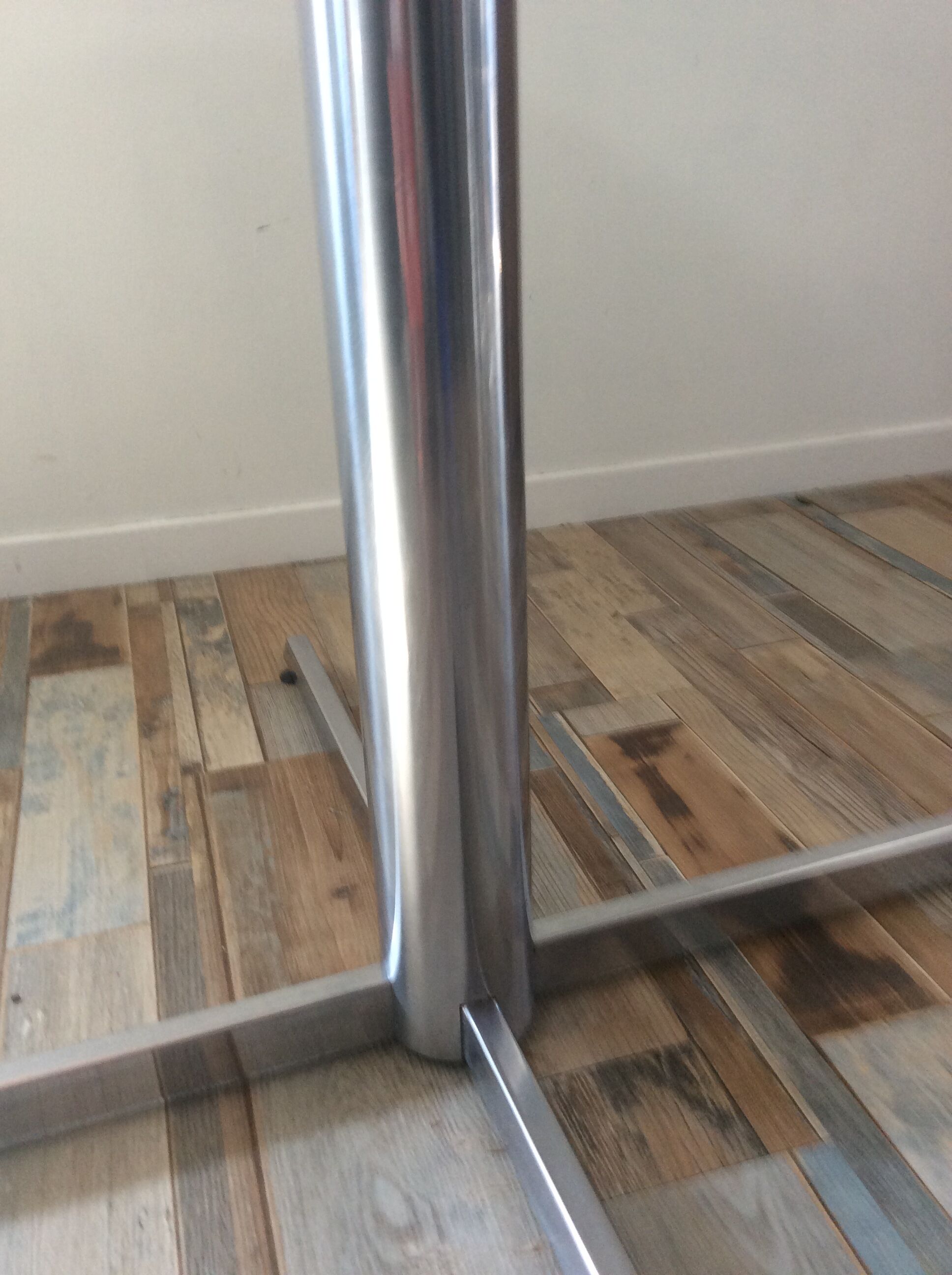 Round dining table of the 70s