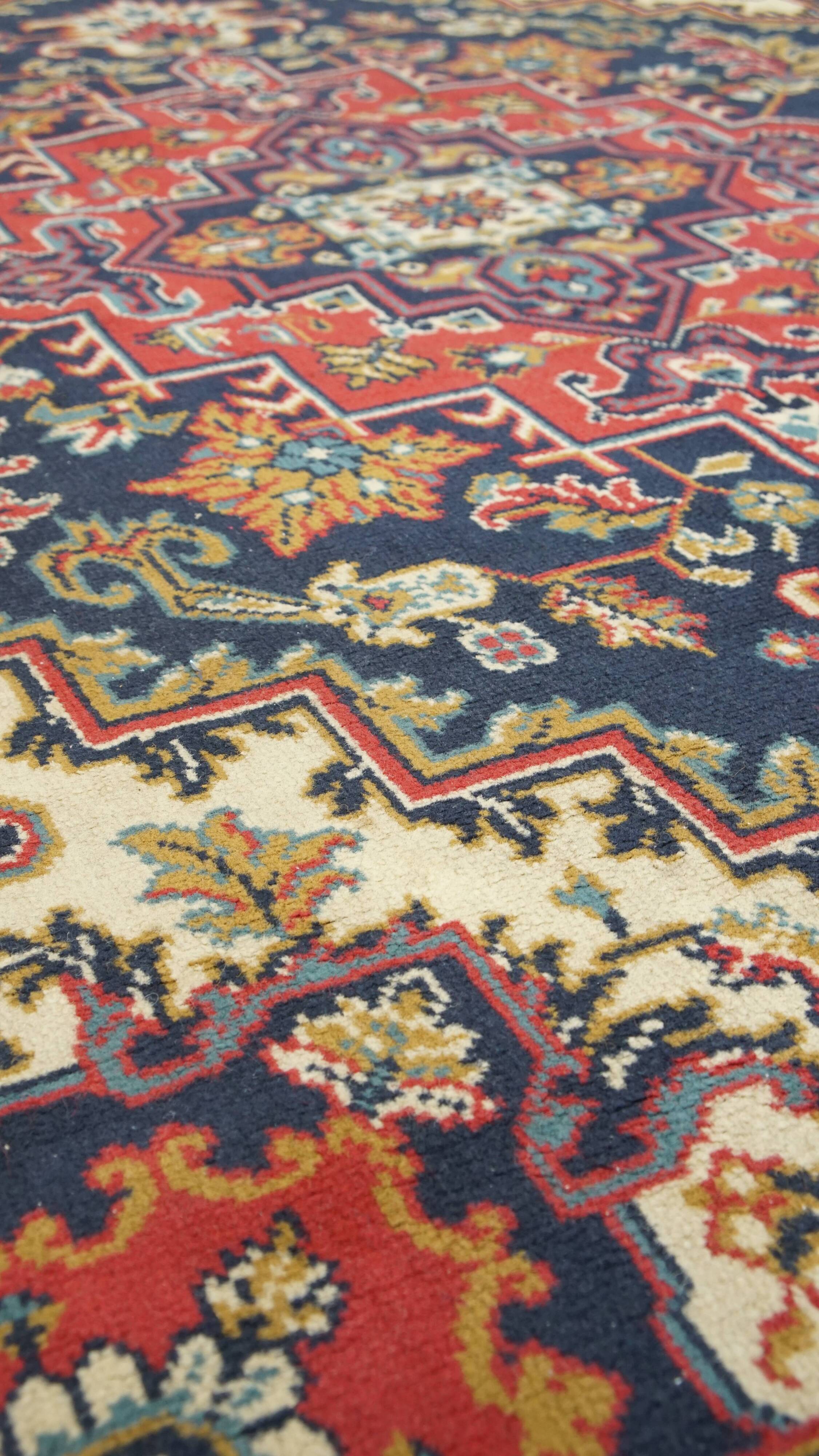 Tapis vintage en rouge et bleu foncé – 236x170 cm