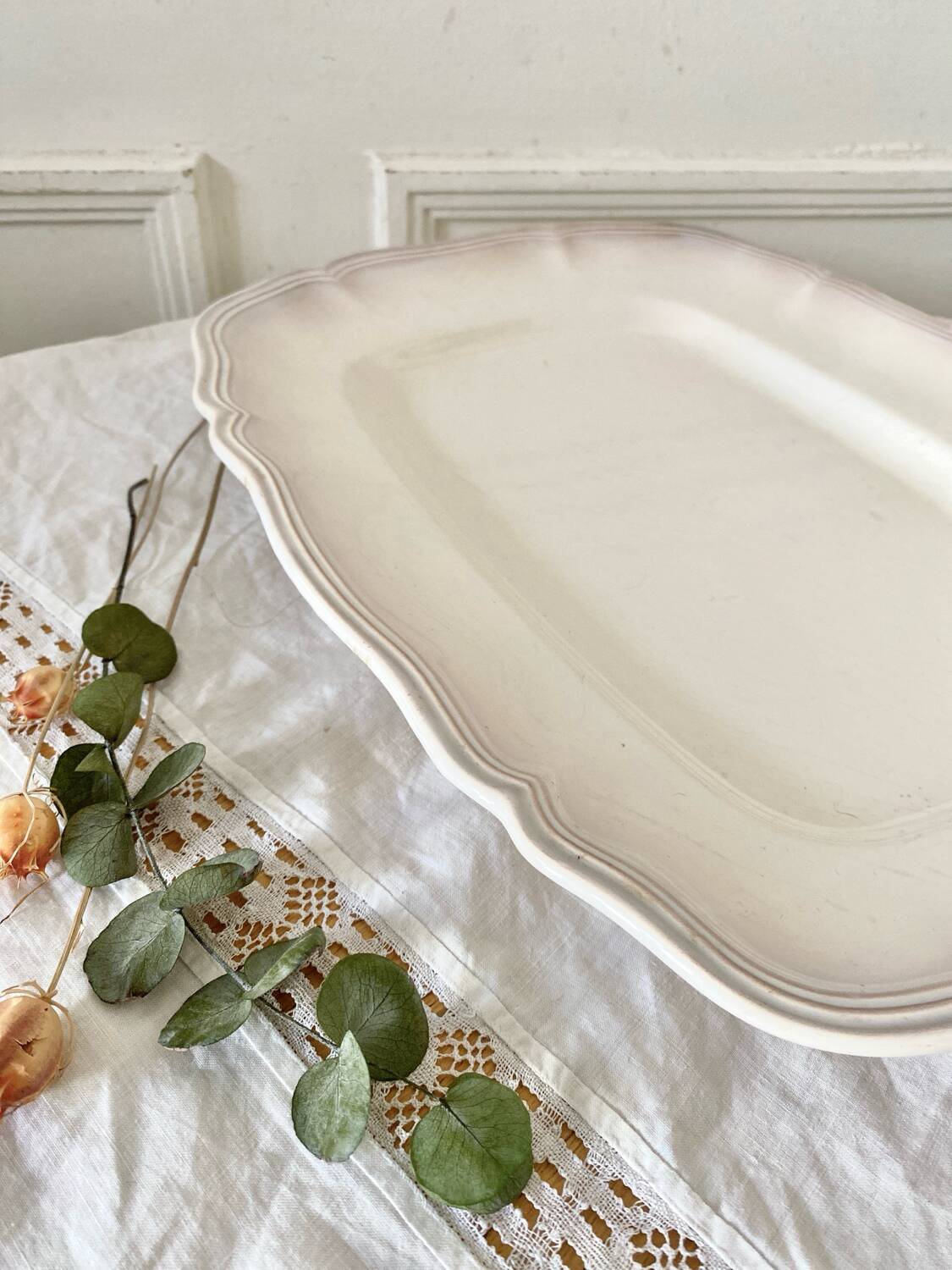 Rectangular ivory-colored serving dish Sarreguemines Chambord model