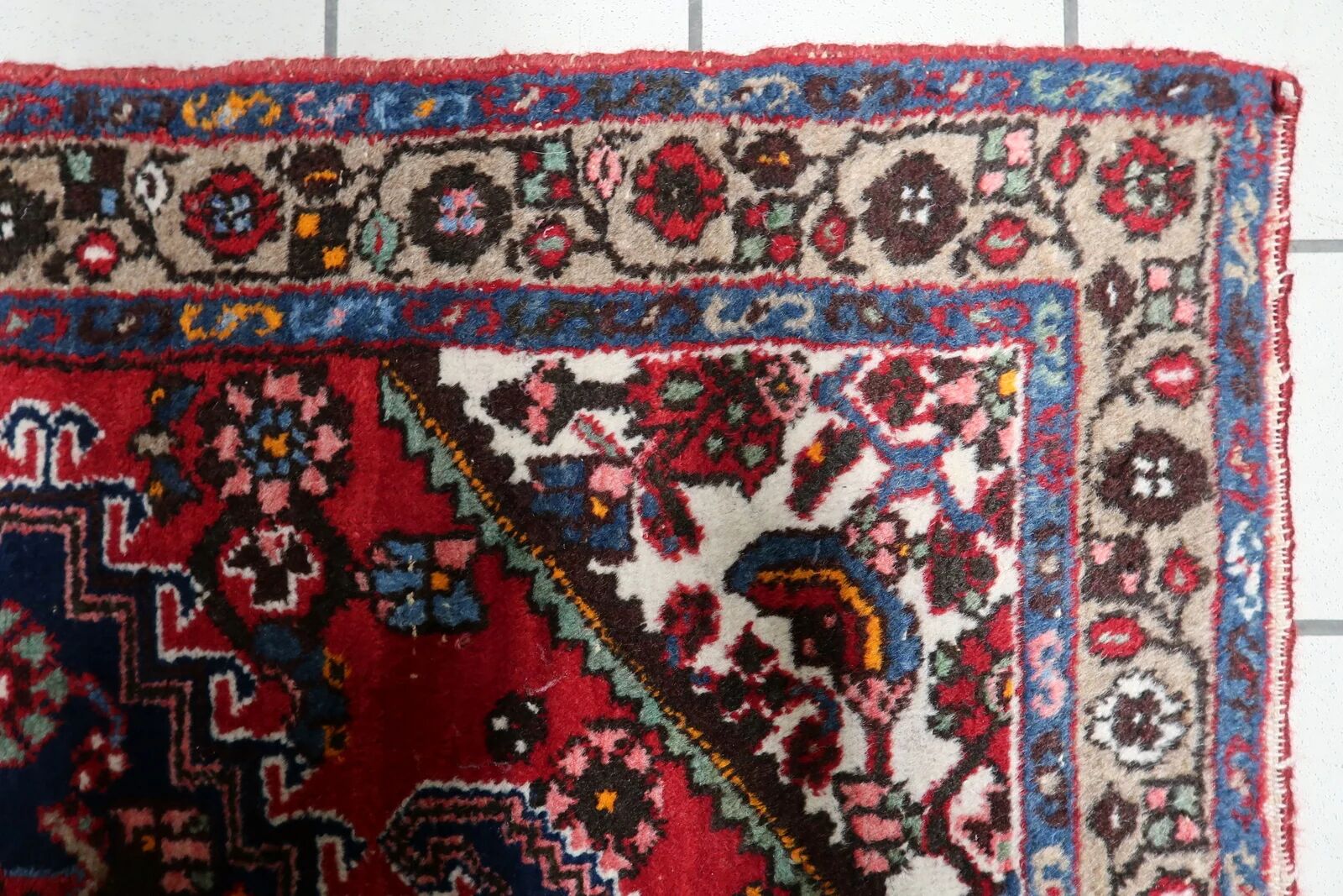 1950s handmade wool medallion rug, red and navy, 96 × 144 cm - 1C1290