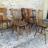 Chaises de bistrot depareillées