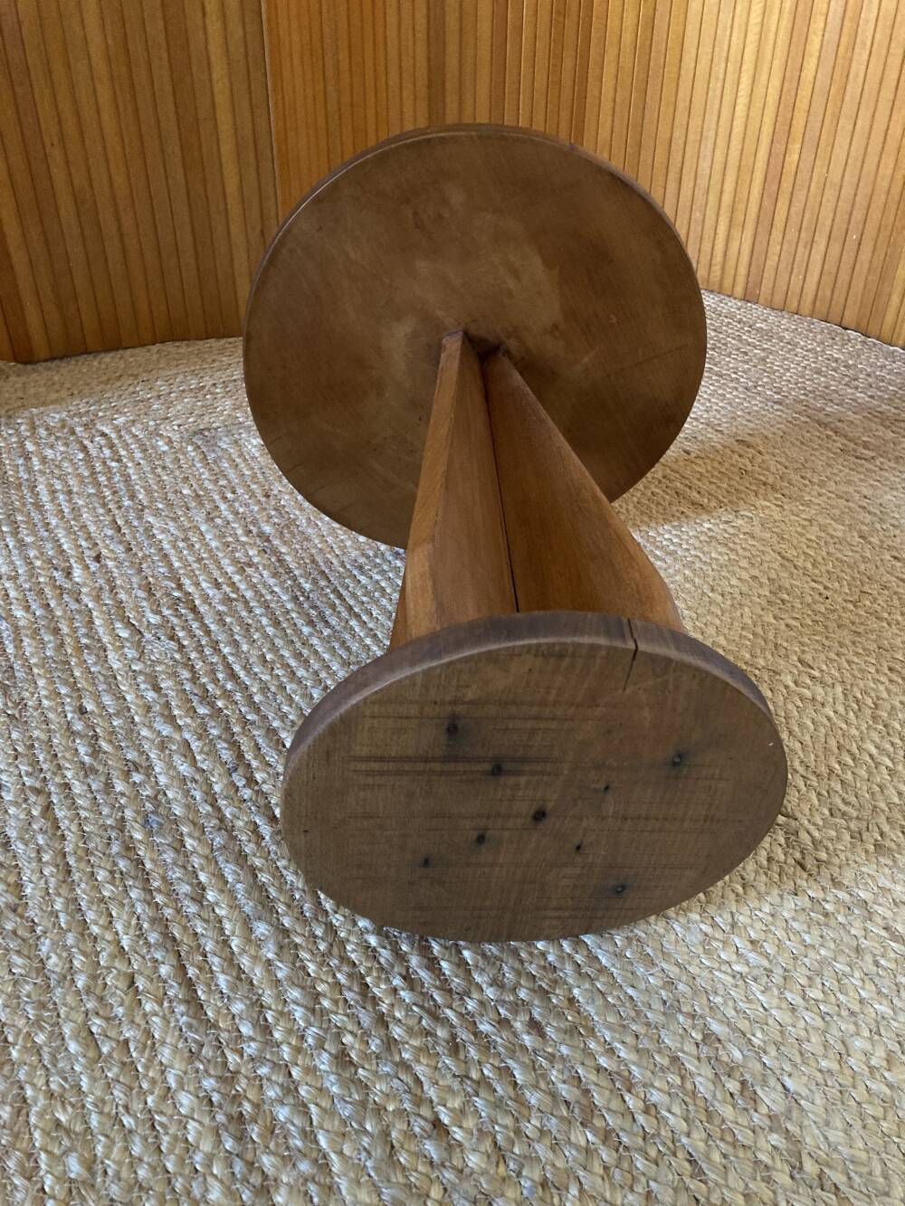 Tabouret en bois avec assise convexe