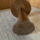 Tabouret en bois avec assise convexe