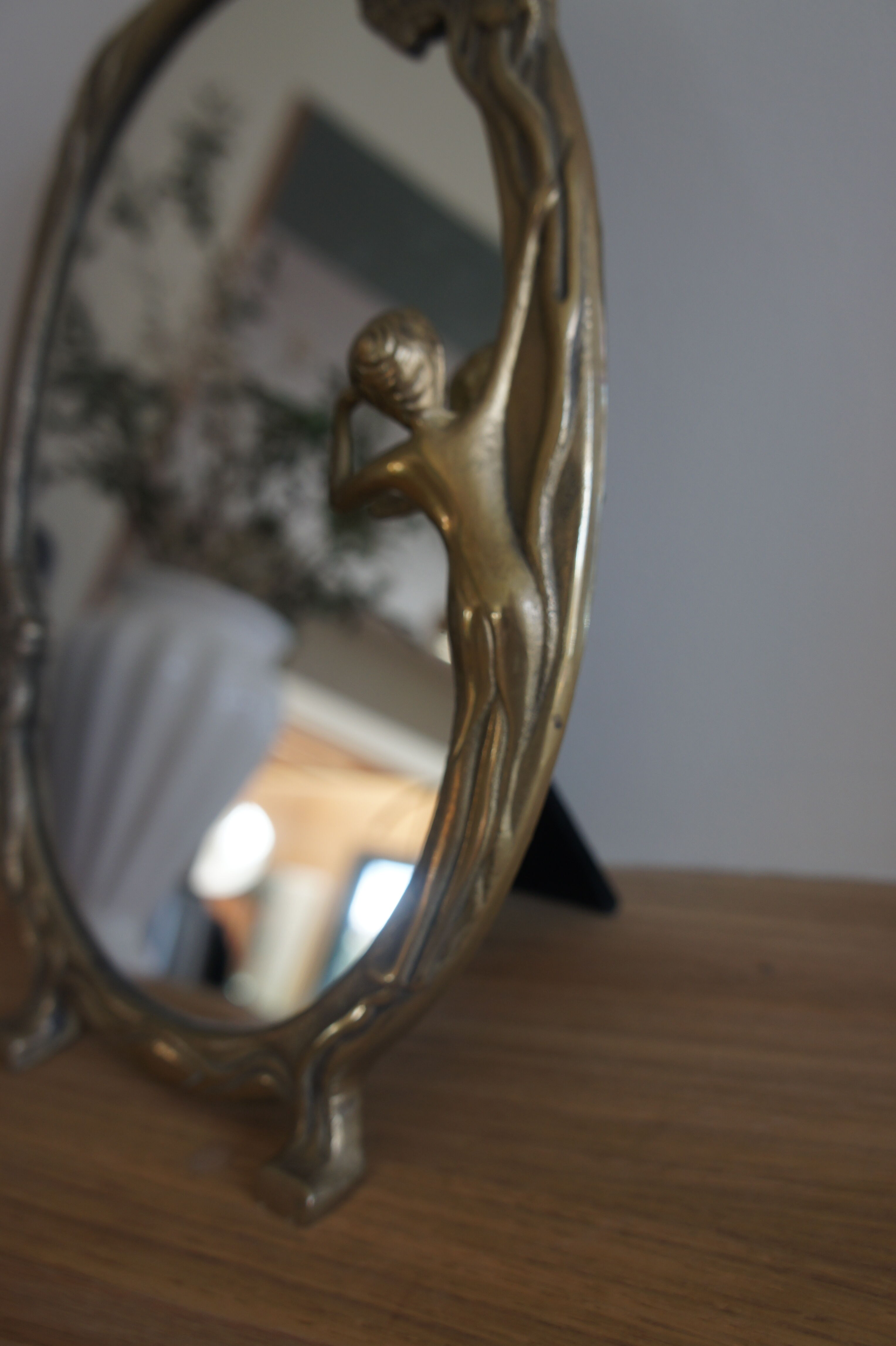 Table mirror woman small statue
