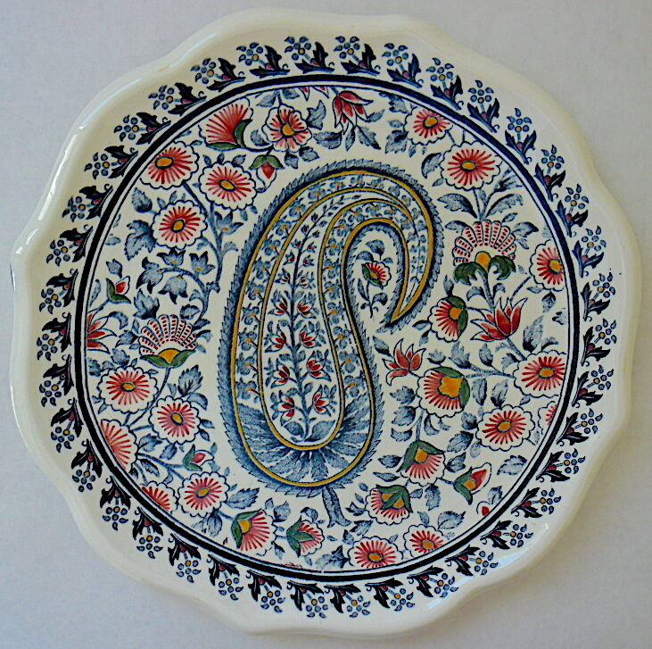 Assiette en faïence polychrome vernissée à bords chantournés par la manufacture de Gien