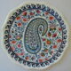 Assiette en faïence polychrome vernissée à bords chantournés par la manufacture de Gien