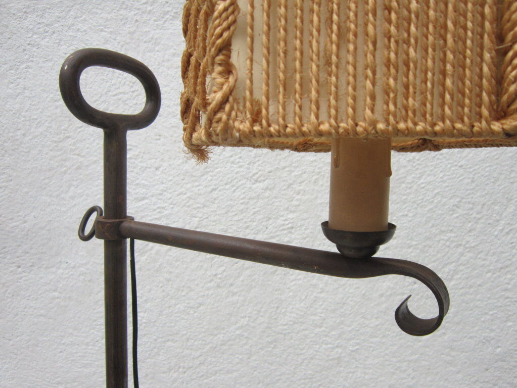 Tripode gallows lamp