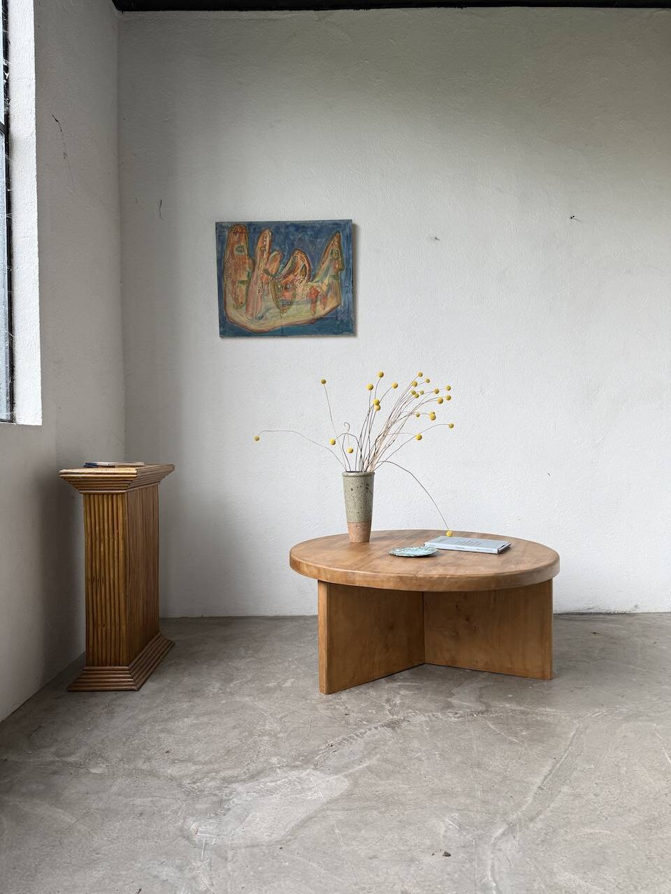 Round modernist coffee table, elm, 1950s.