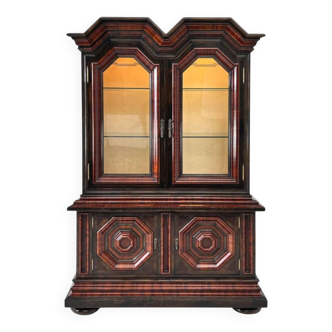Meuble vitrine rétroéclairé de style baroque en bois, verre et velours