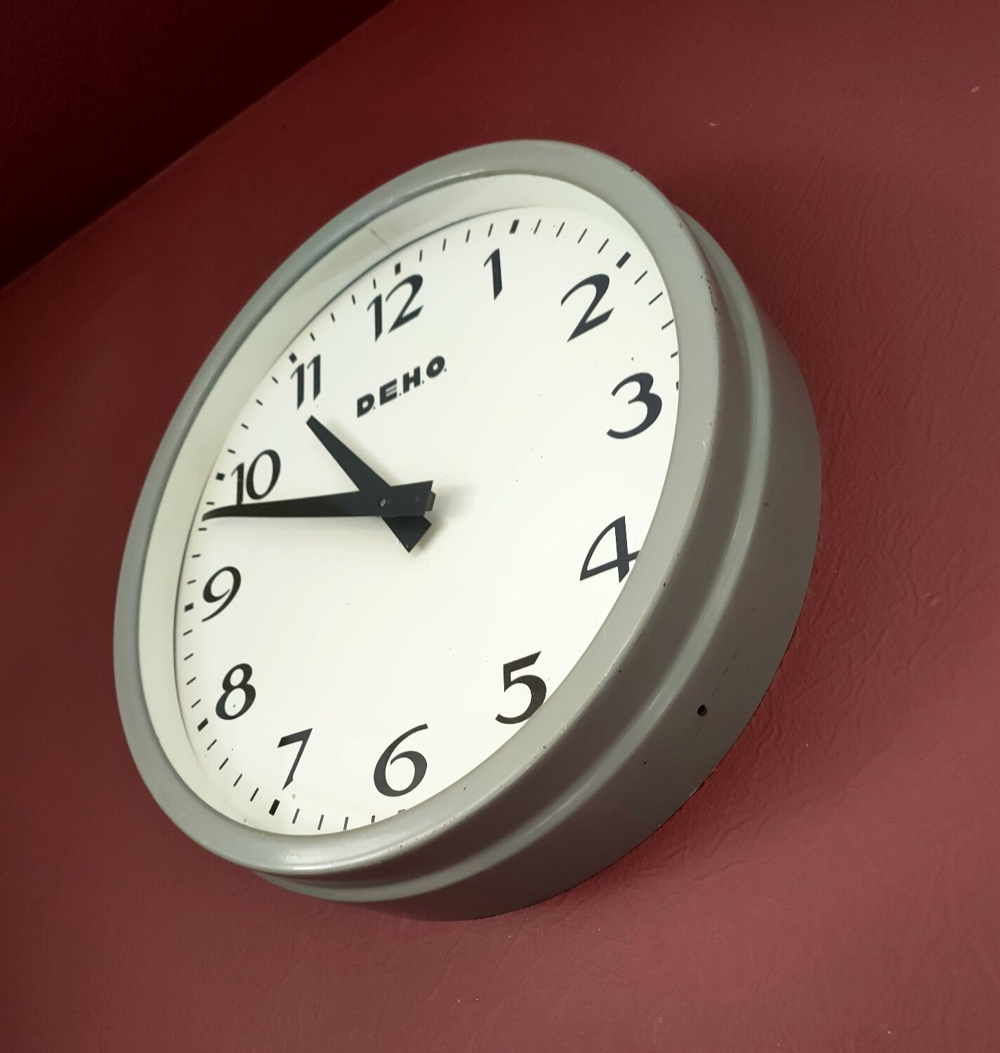 Deho industrial clock