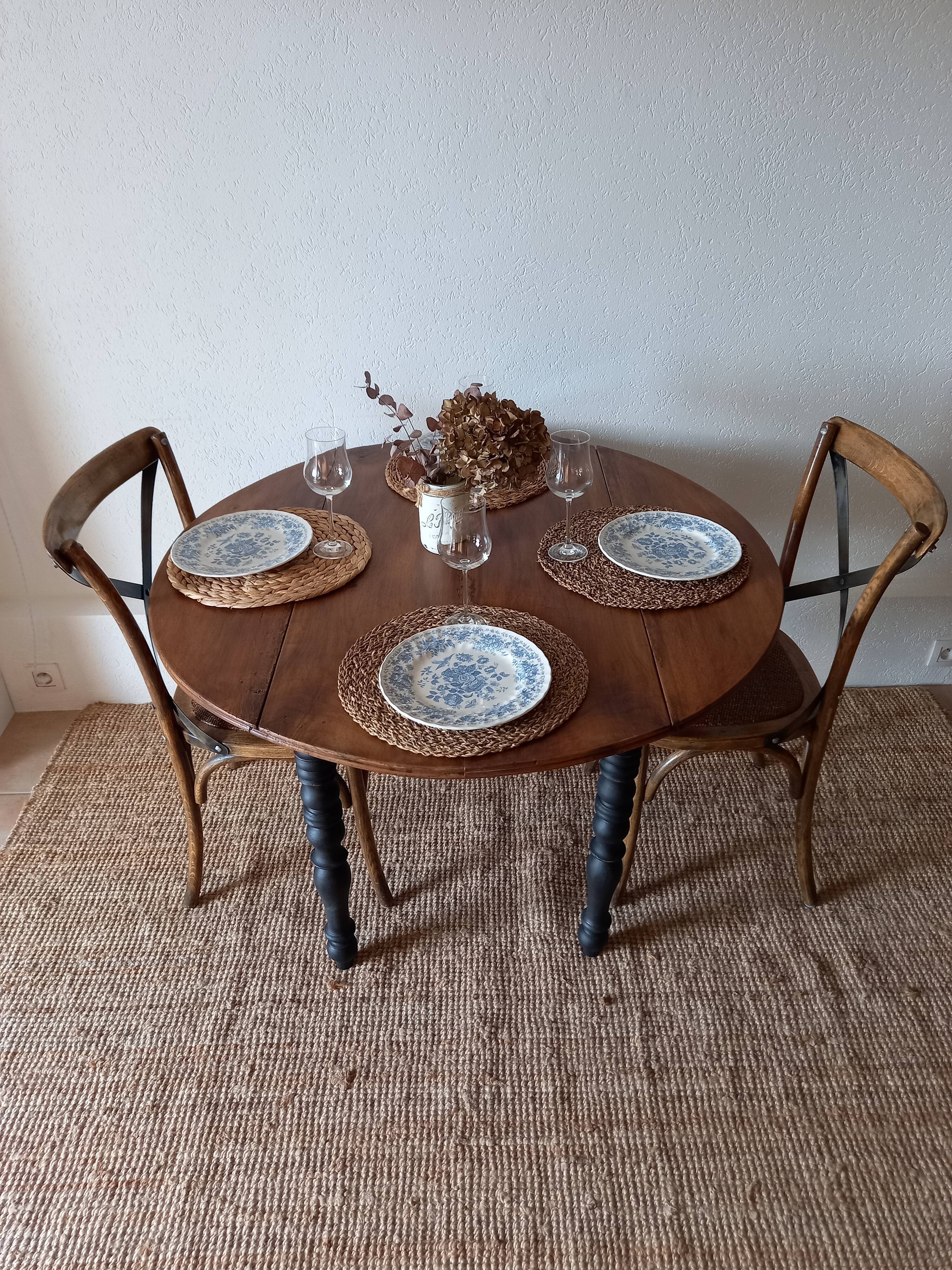 Round table with flaps