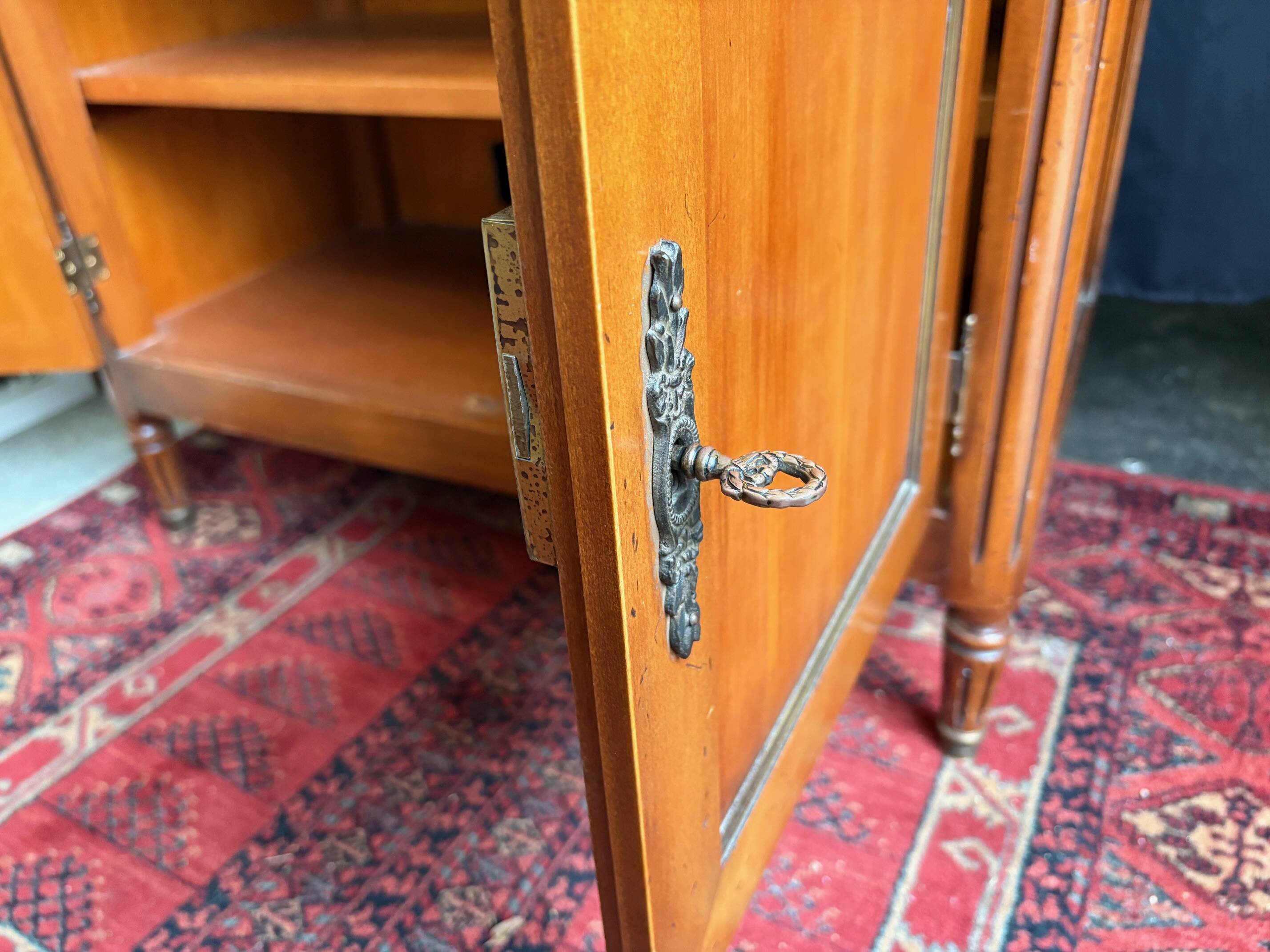 Buffet “style Louis XVI” — pièce décorative avec charme classique