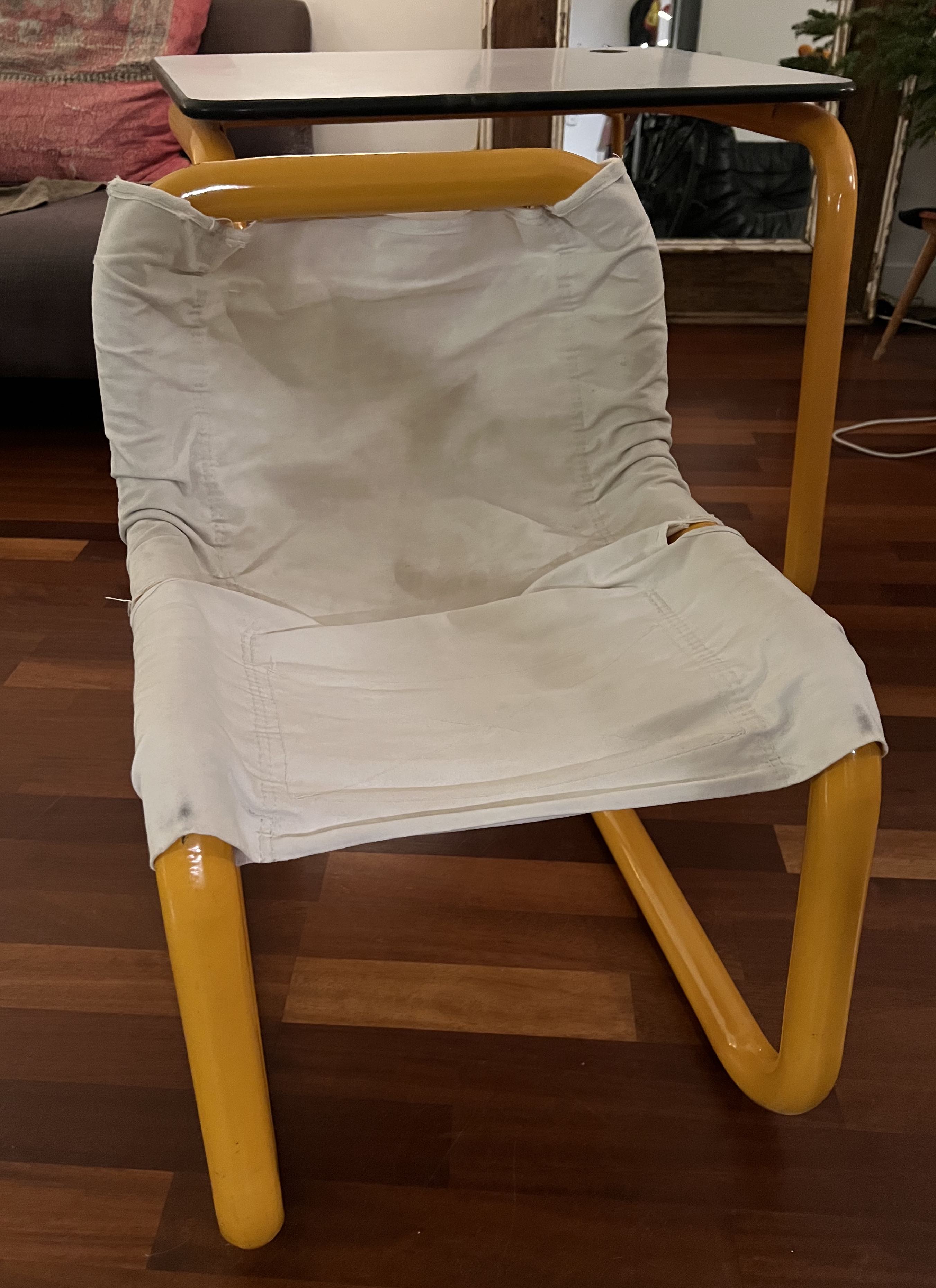 Bureau et chaise tubulaire jaune année 70's