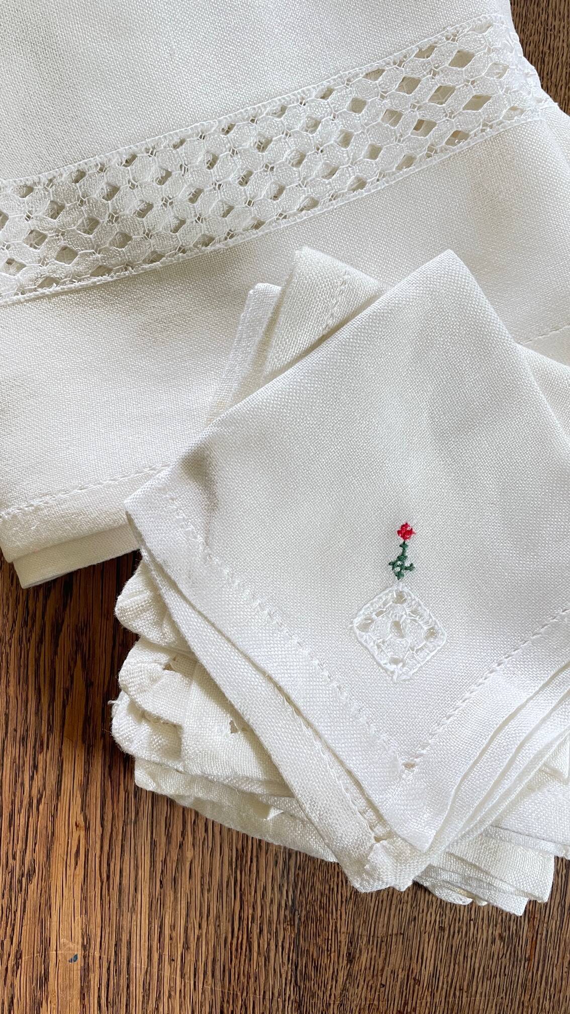Embroidered tablecloth + 12 vintage napkins
