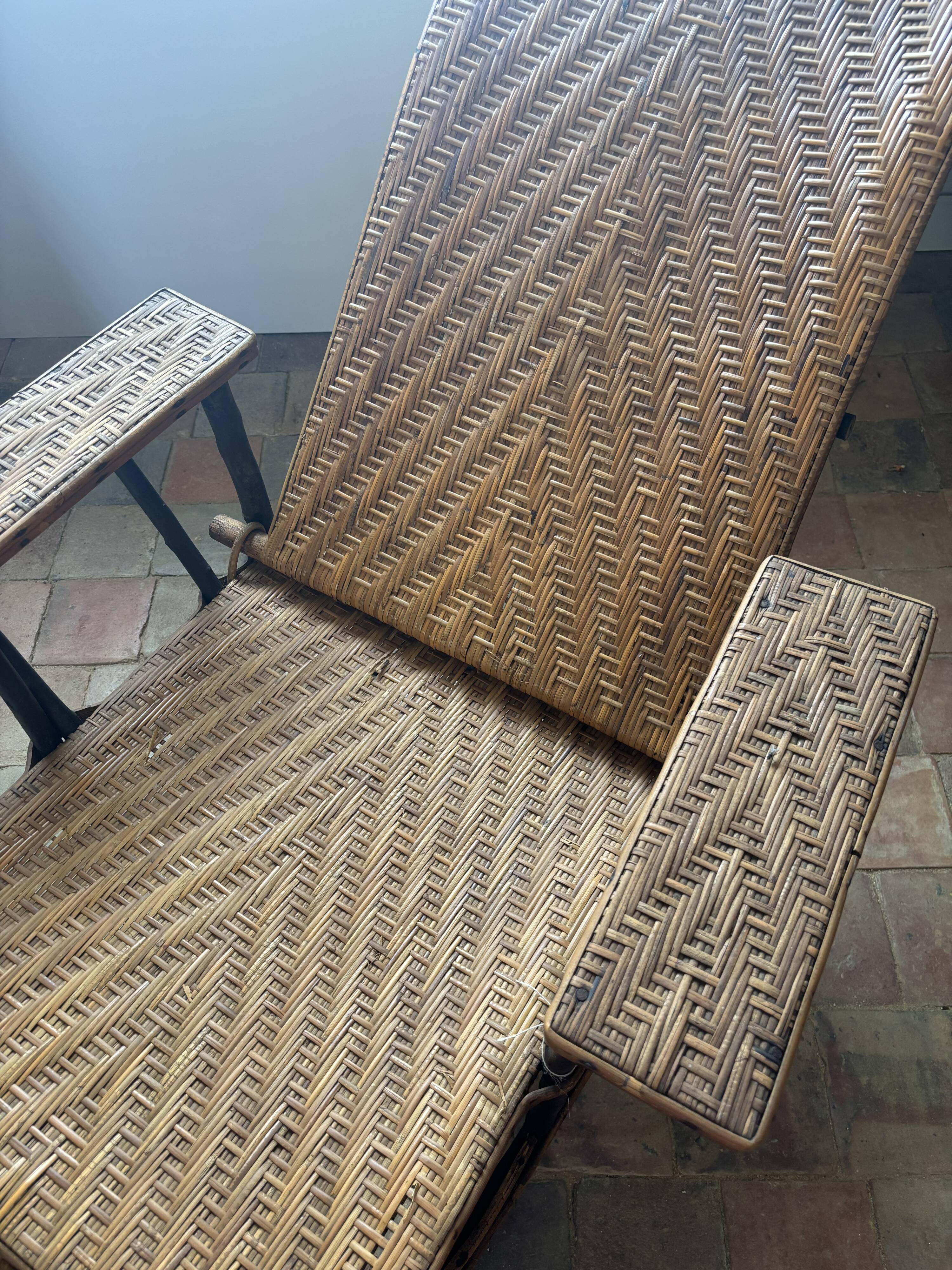 Rattan chaise longue
