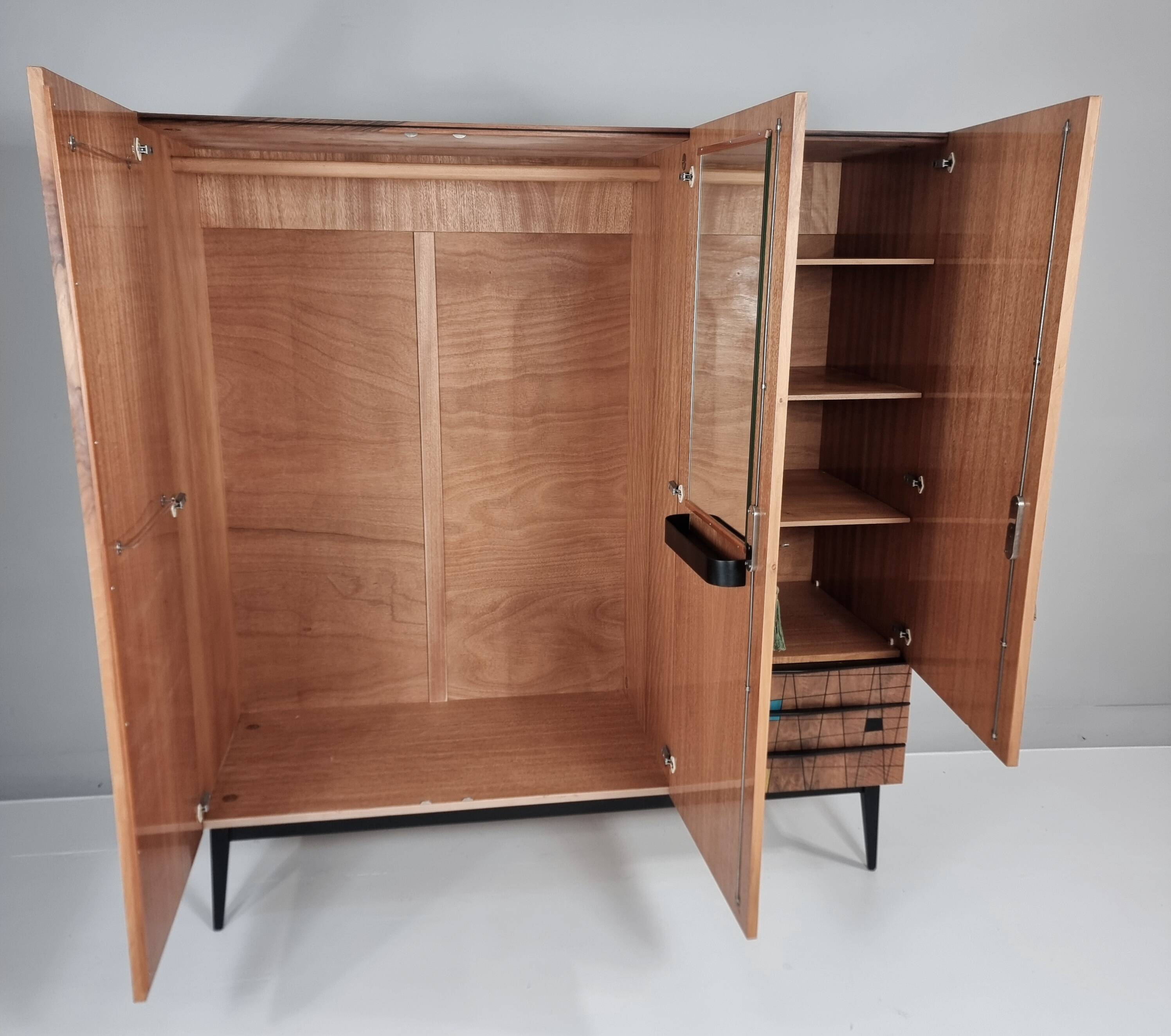 Armoire vintage en noyer, années 1970