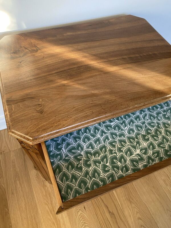 Table d’appoint Art déco en noyer massif – meuble ancien restauré