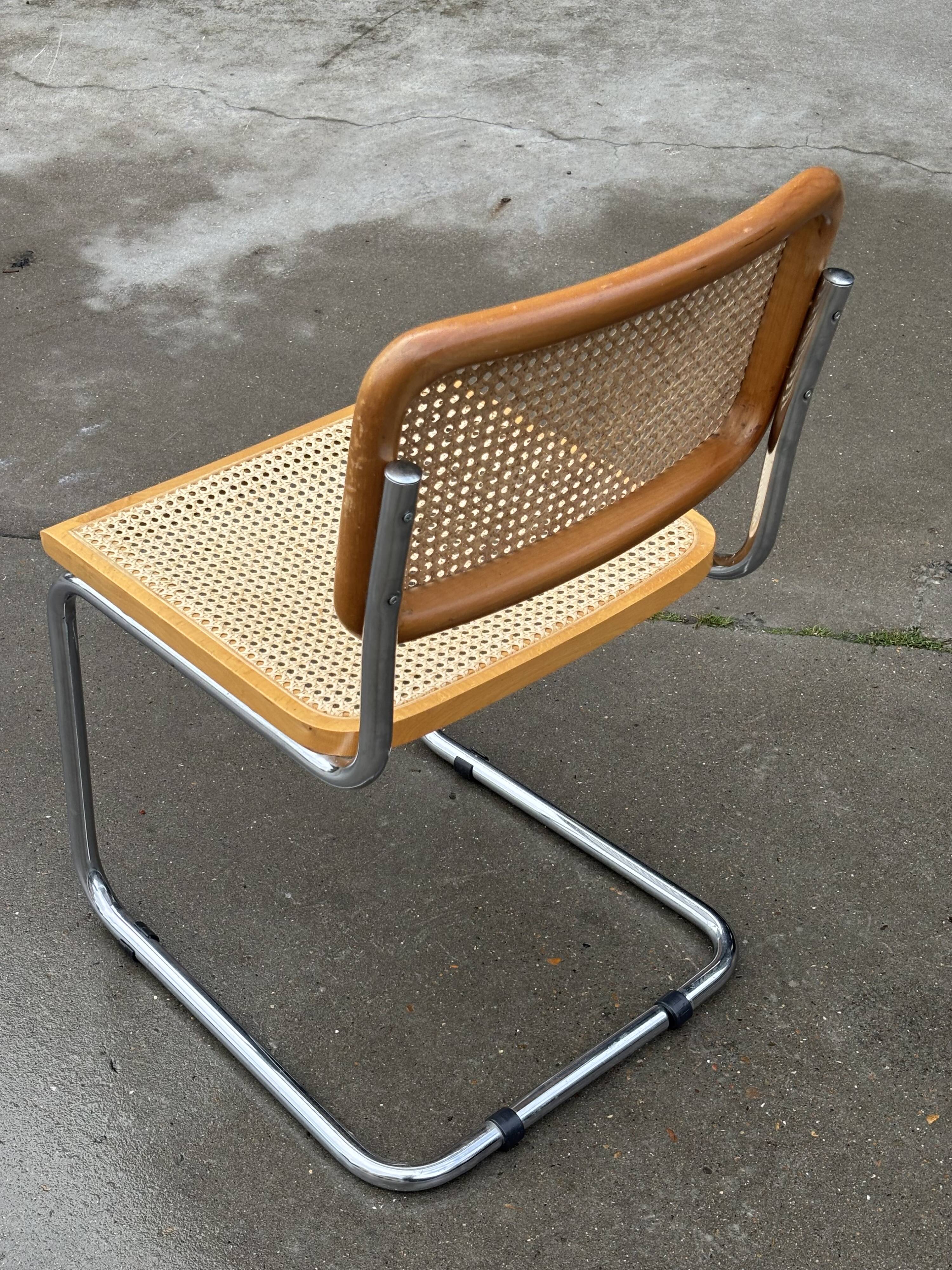 Chaise de design Cesca modèle B32 en chrome
