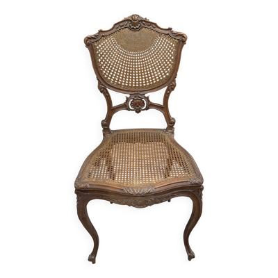 Chaise de style Louis XV en bois sculpté et patiné.