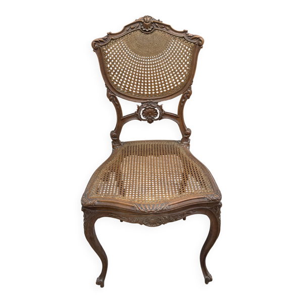 Chaise de style Louis XV en bois sculpté et patiné.