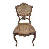 Chaise de style Louis XV en bois sculpté et patiné.