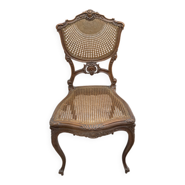 Chaise de style Louis XV en bois sculpté et patiné.