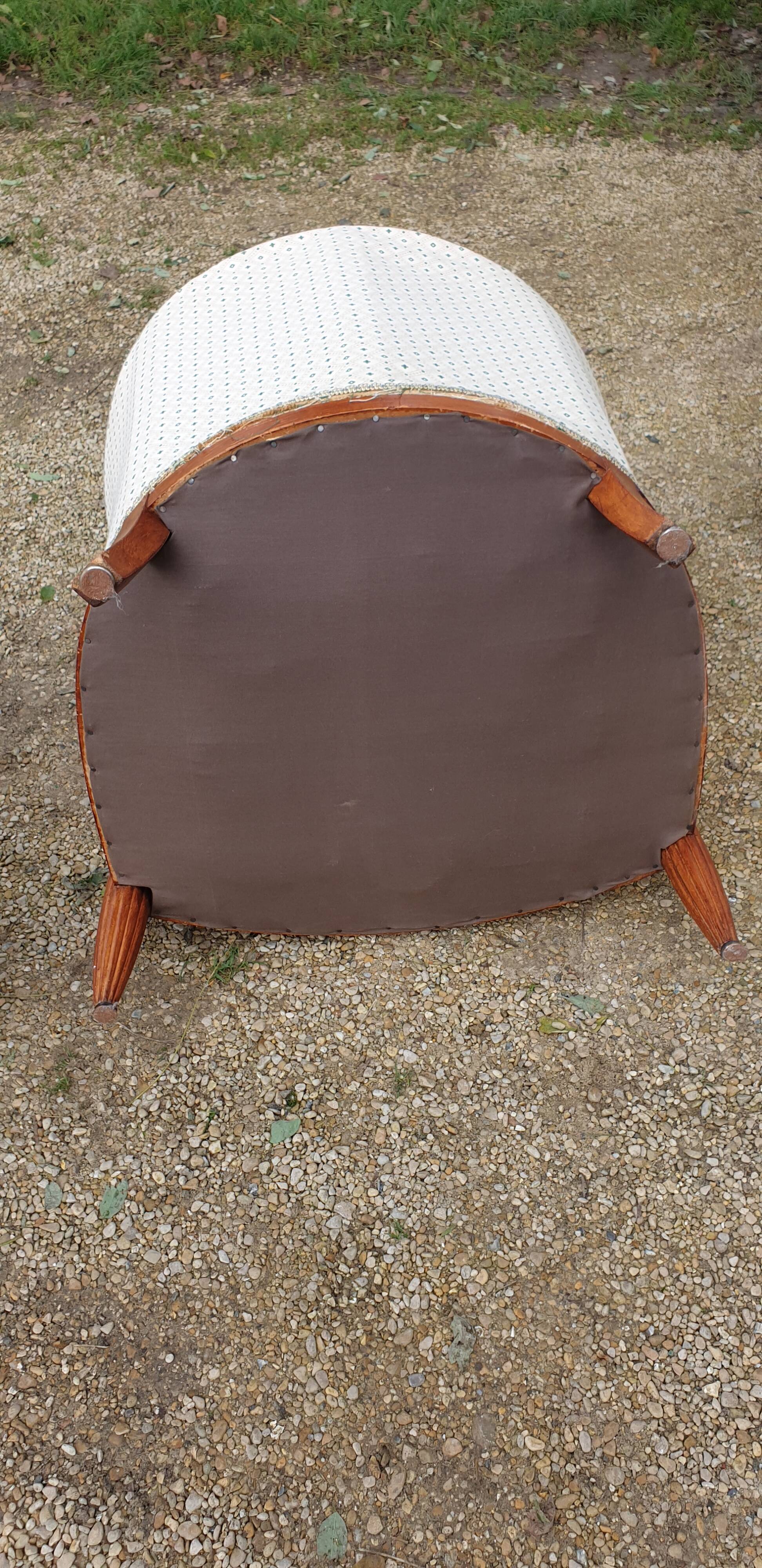 Paire de fauteuils et pouf Louis XVI