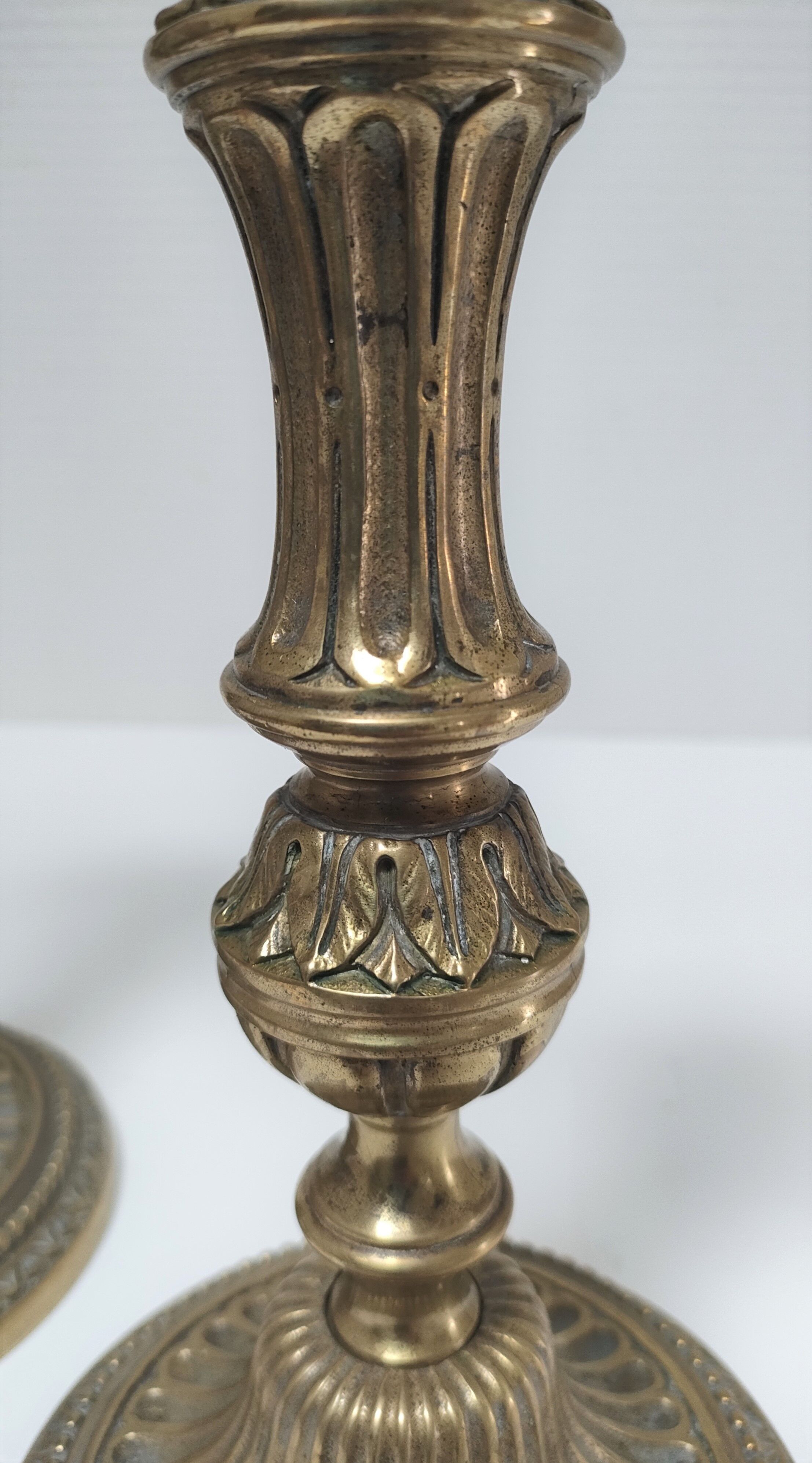 Paire de bougeoirs flambeaux bronze doré patiné style louis xvi époque 19ème