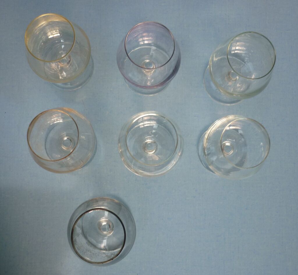 Ensemble de 7 verres à cognac irisés et colorés